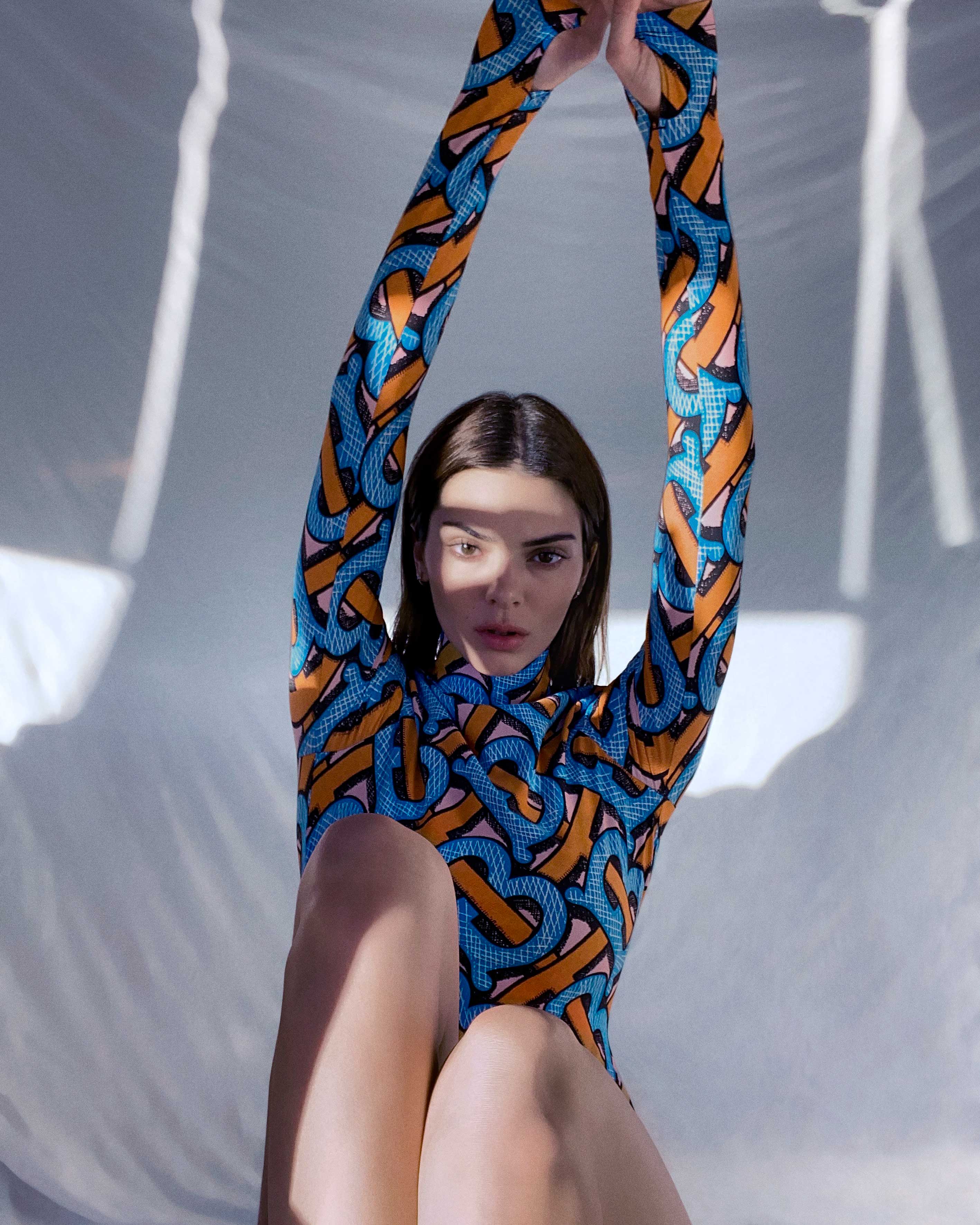 Kendall Jenner diện bodysuit tay dài trong BST Burberry TB Summer Monogram