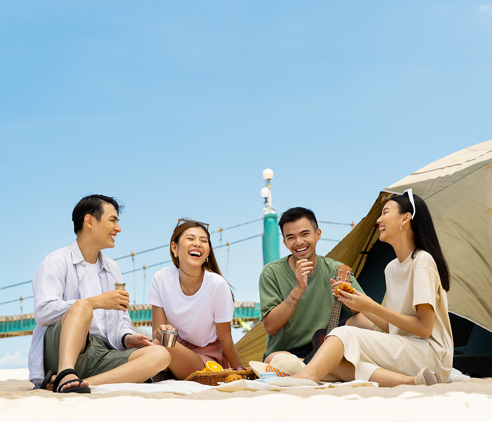 bốn người bạn đi picnic bên bãi biển mùa hè