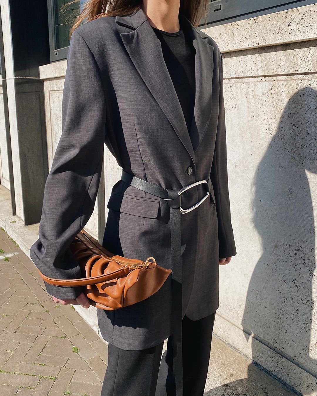 modeamour mặc suit đeo đeo túi croissant màu nâu