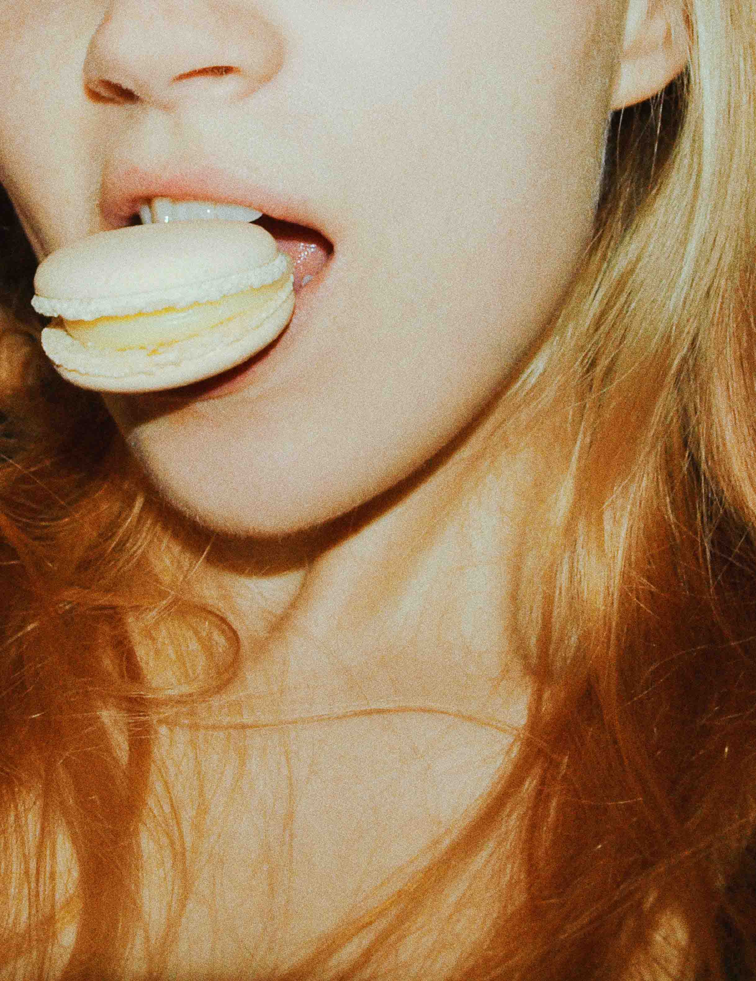 cô gái hạnh phúc ăn bánh macaron