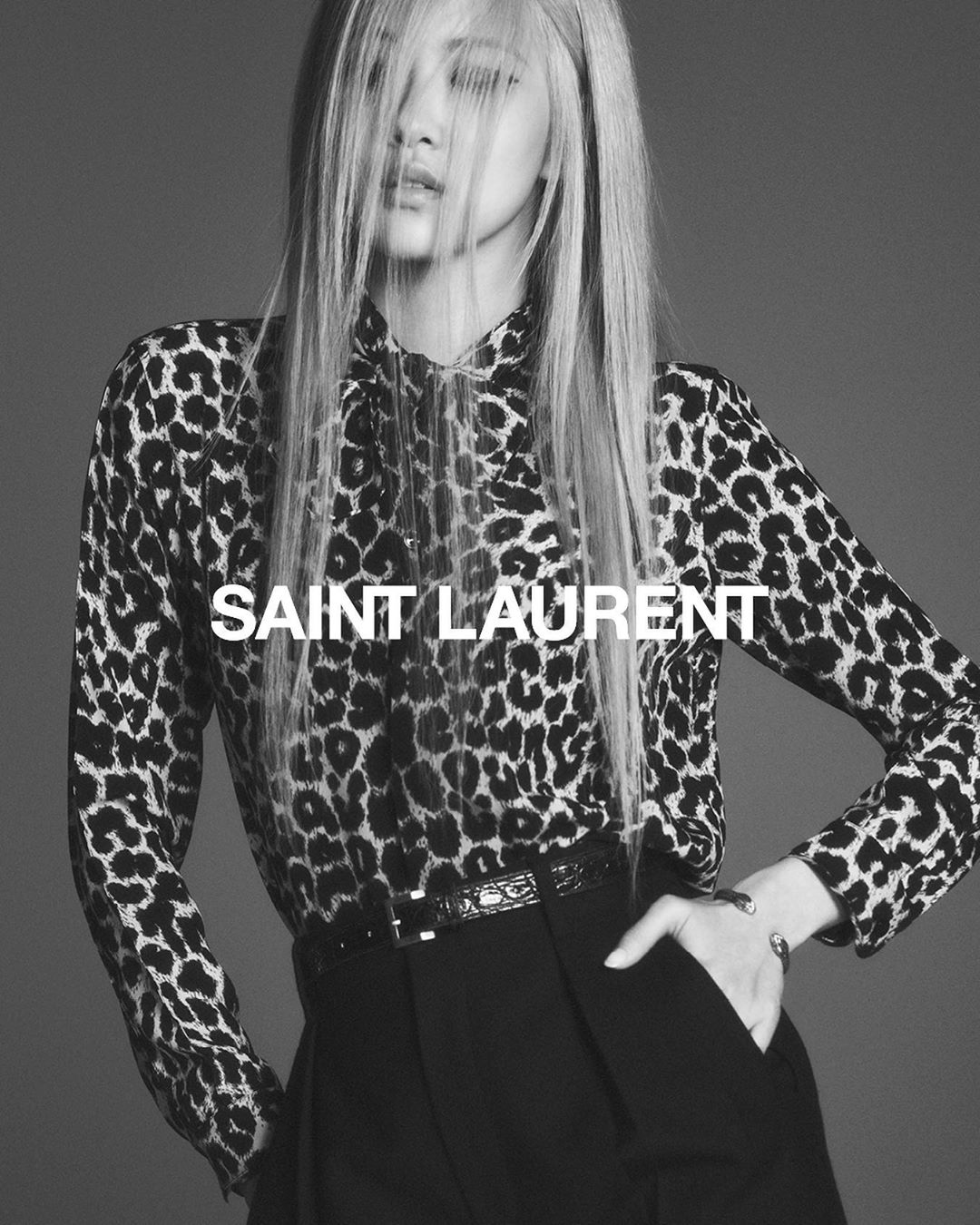 Rosé mặc áo da báo trong campaign thu đông 2020 của Saint Laurent 