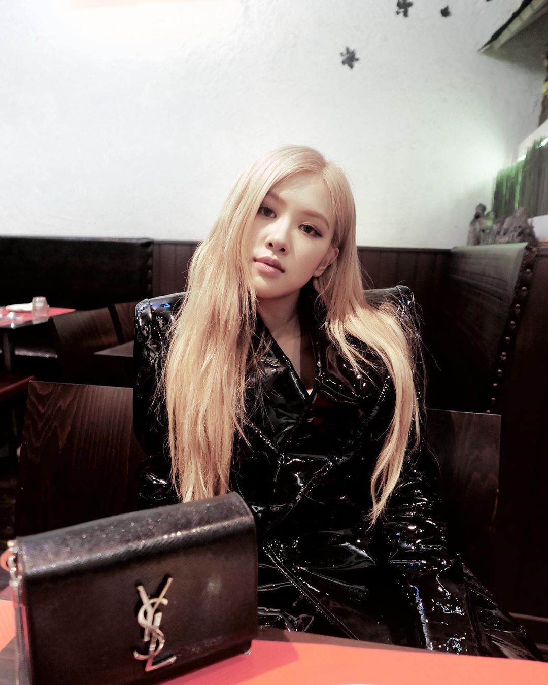 Rosé mặc đầm da tại sự kiện Saint Laurent 2019