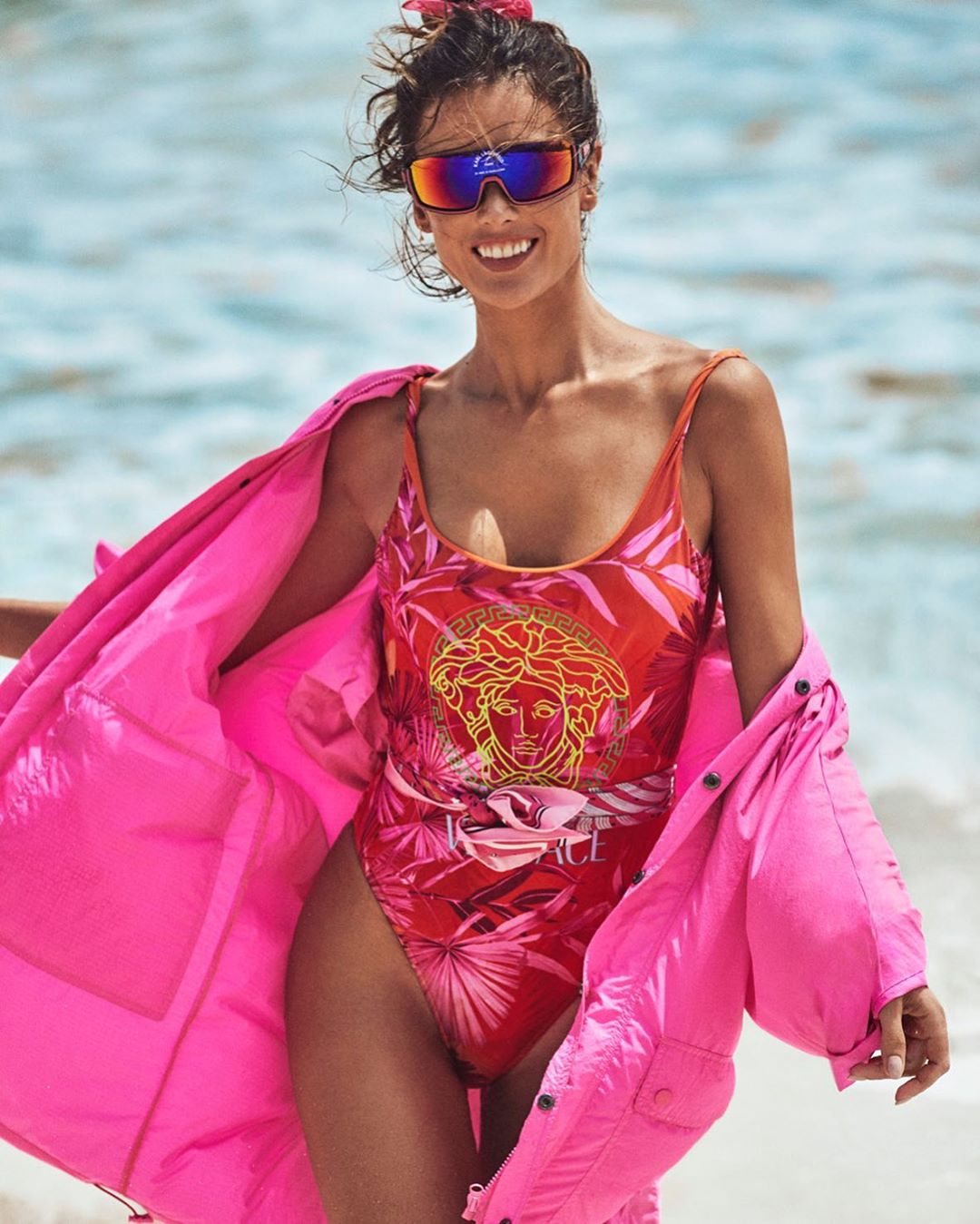 Alessandra Ambrosio mặc đồ bơi màu hồng Versace