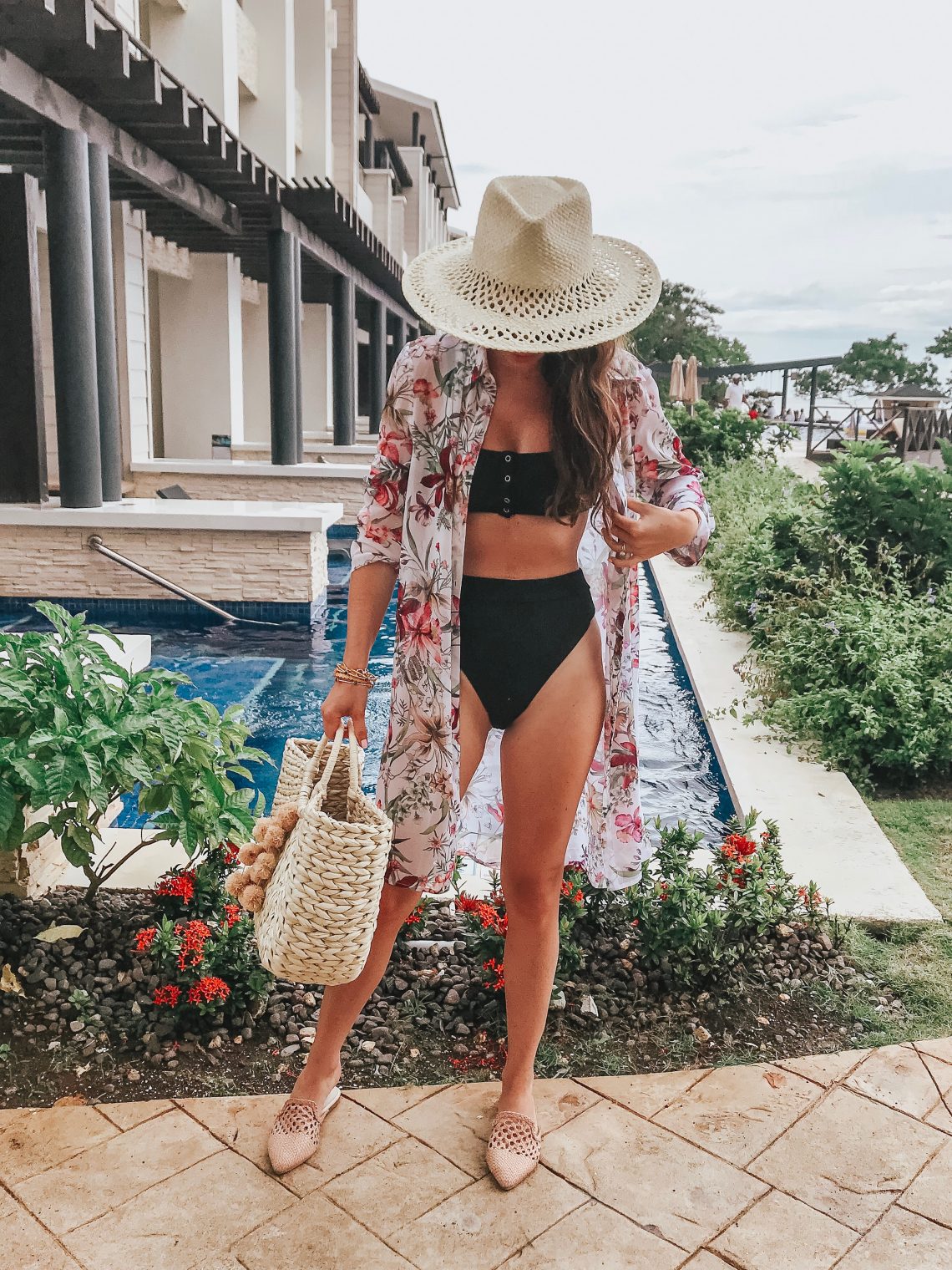 @ohsoglamblog mặc bikini và áo kimono, đội nón cói và xách túi cói