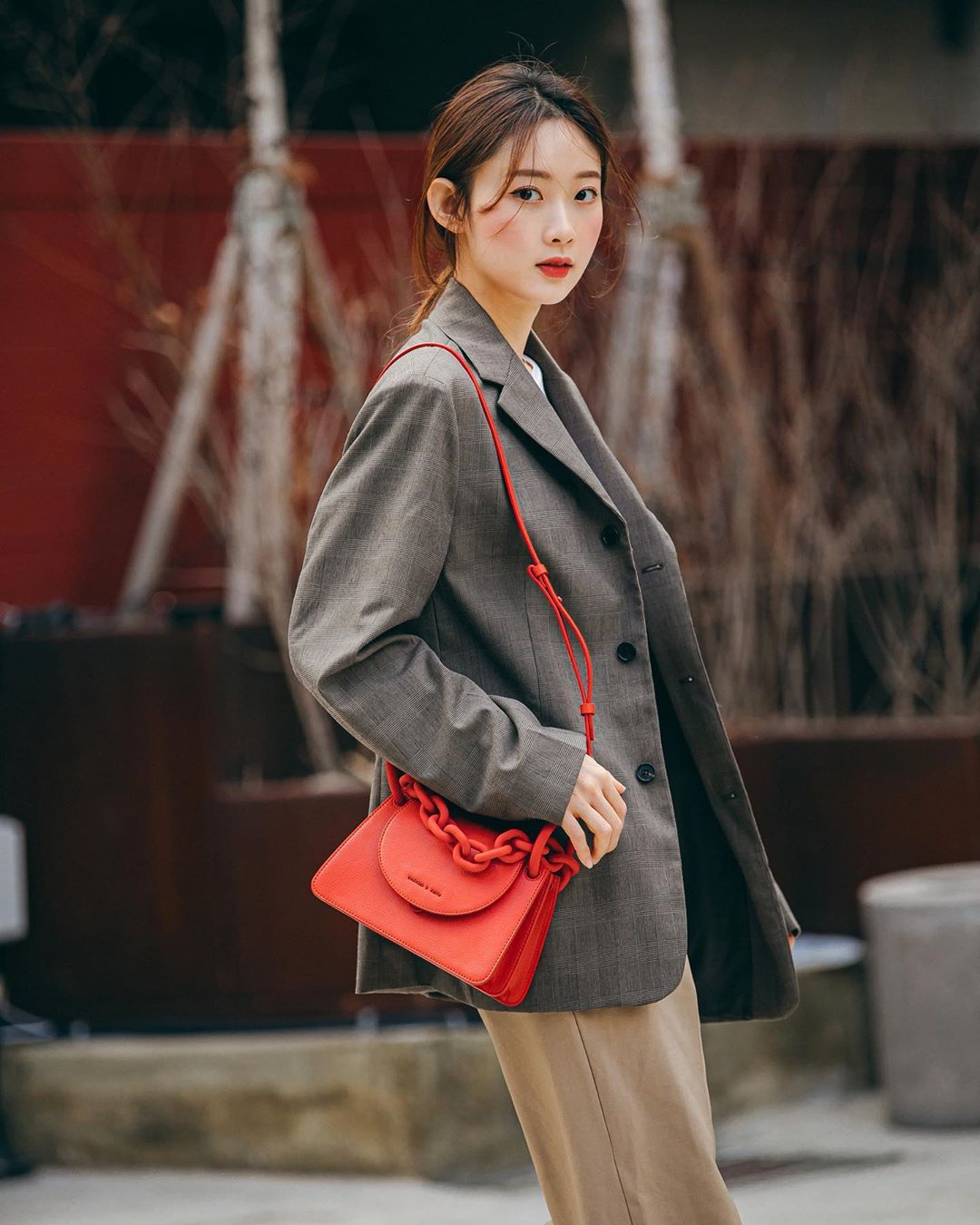 Dress code semi formal - Túi xách đỏ nôi bật