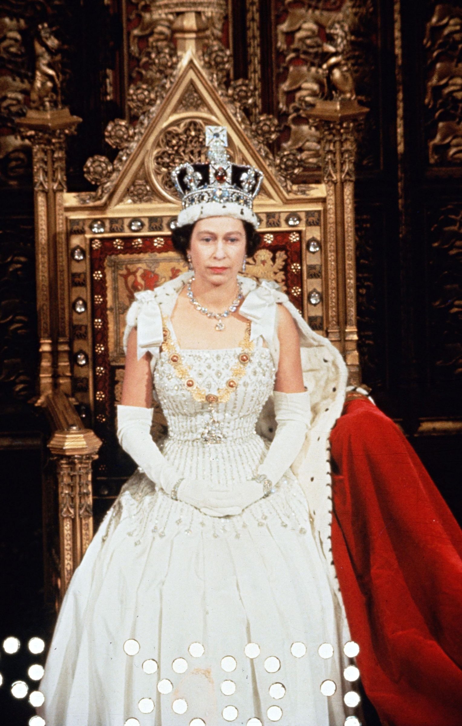 Váy cưới cổ điển - nữ hoàng Anh năm 1967