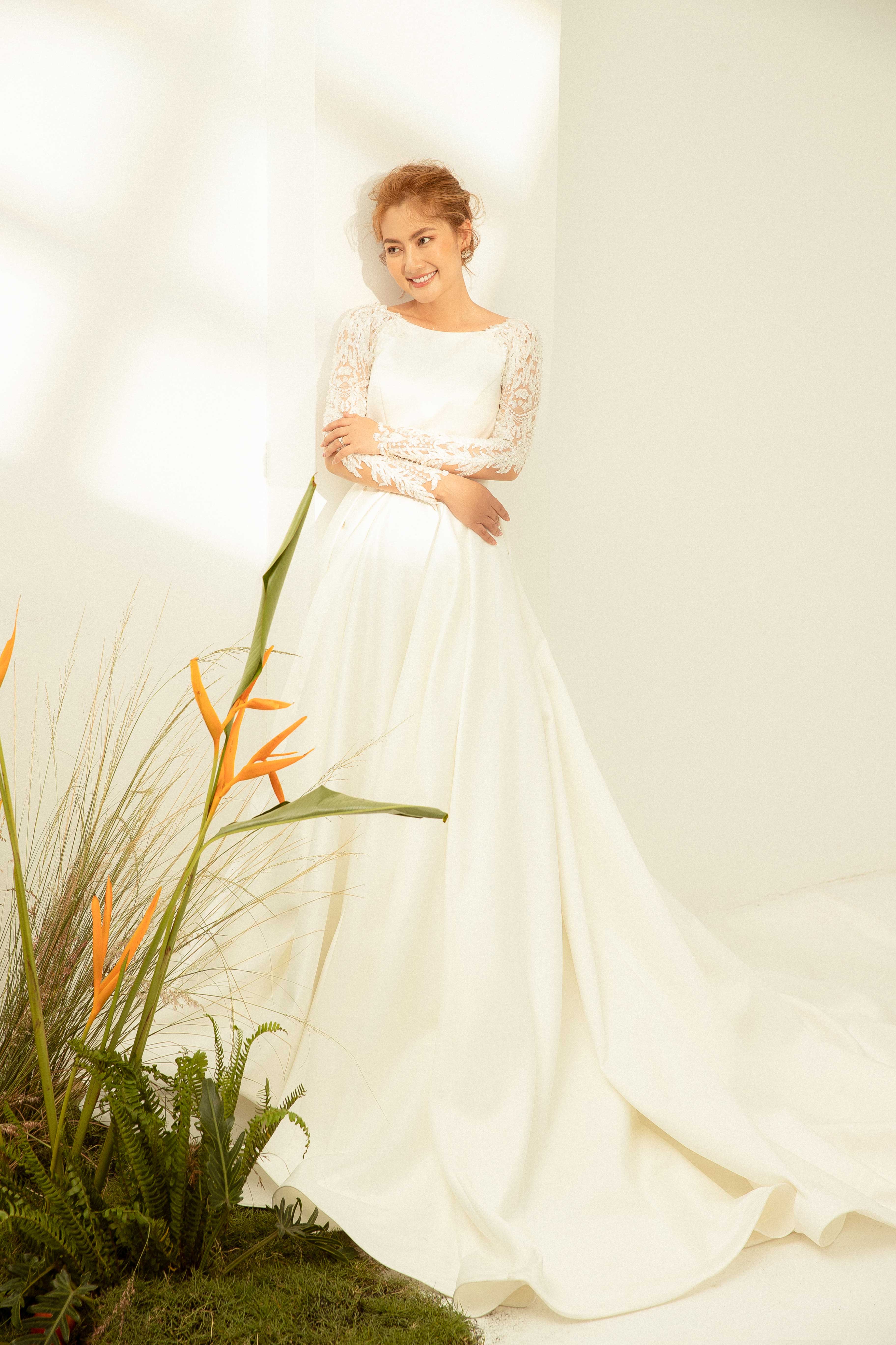 Váy cưới Elisa Bridal Couture tay dài màu trắng