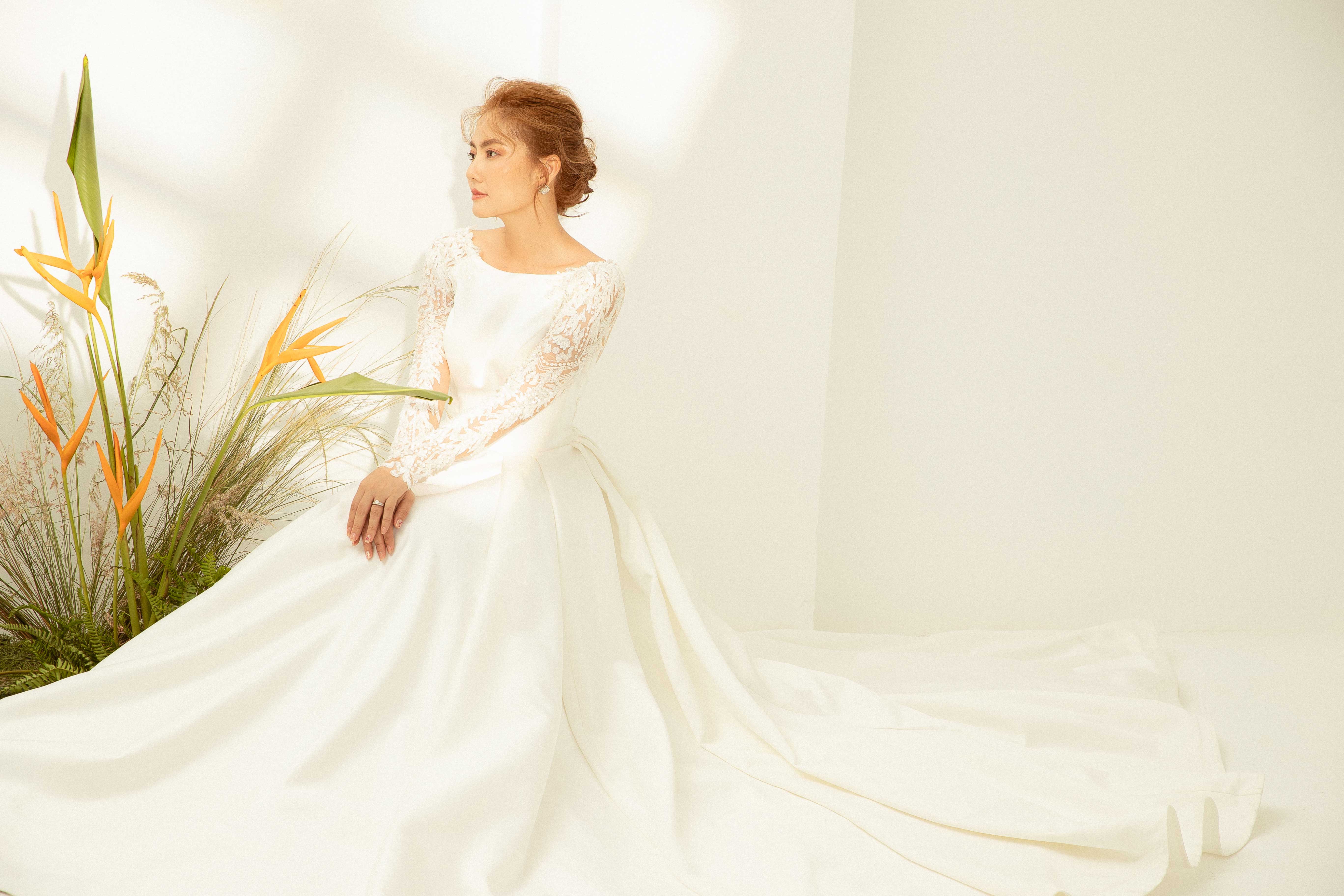 Váy cưới Elisa Bridal Couture tay dài ren màu trắng