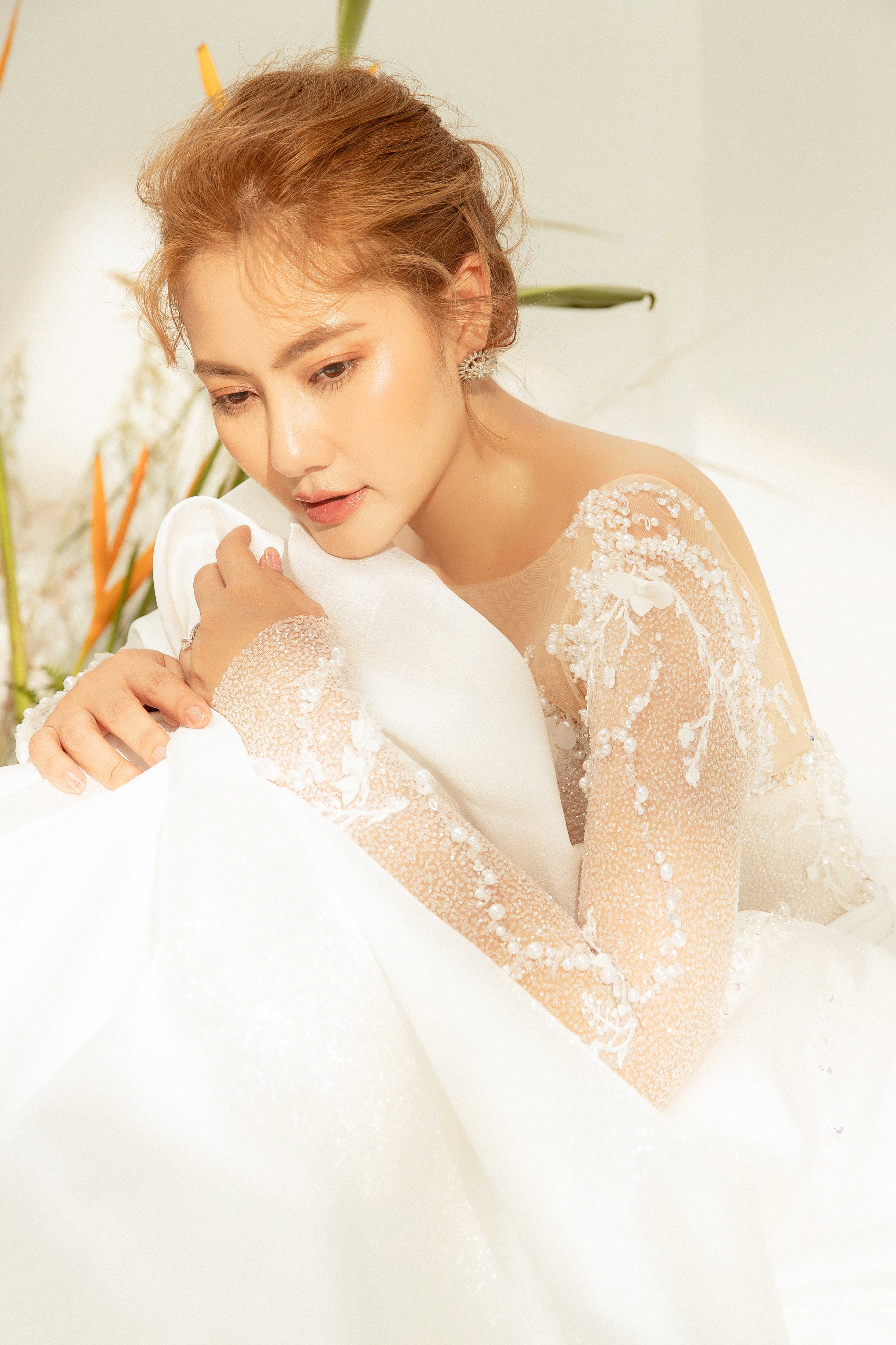 Váy cưới Elisa Bridal Couture tay dài kết pha lê màu trắng