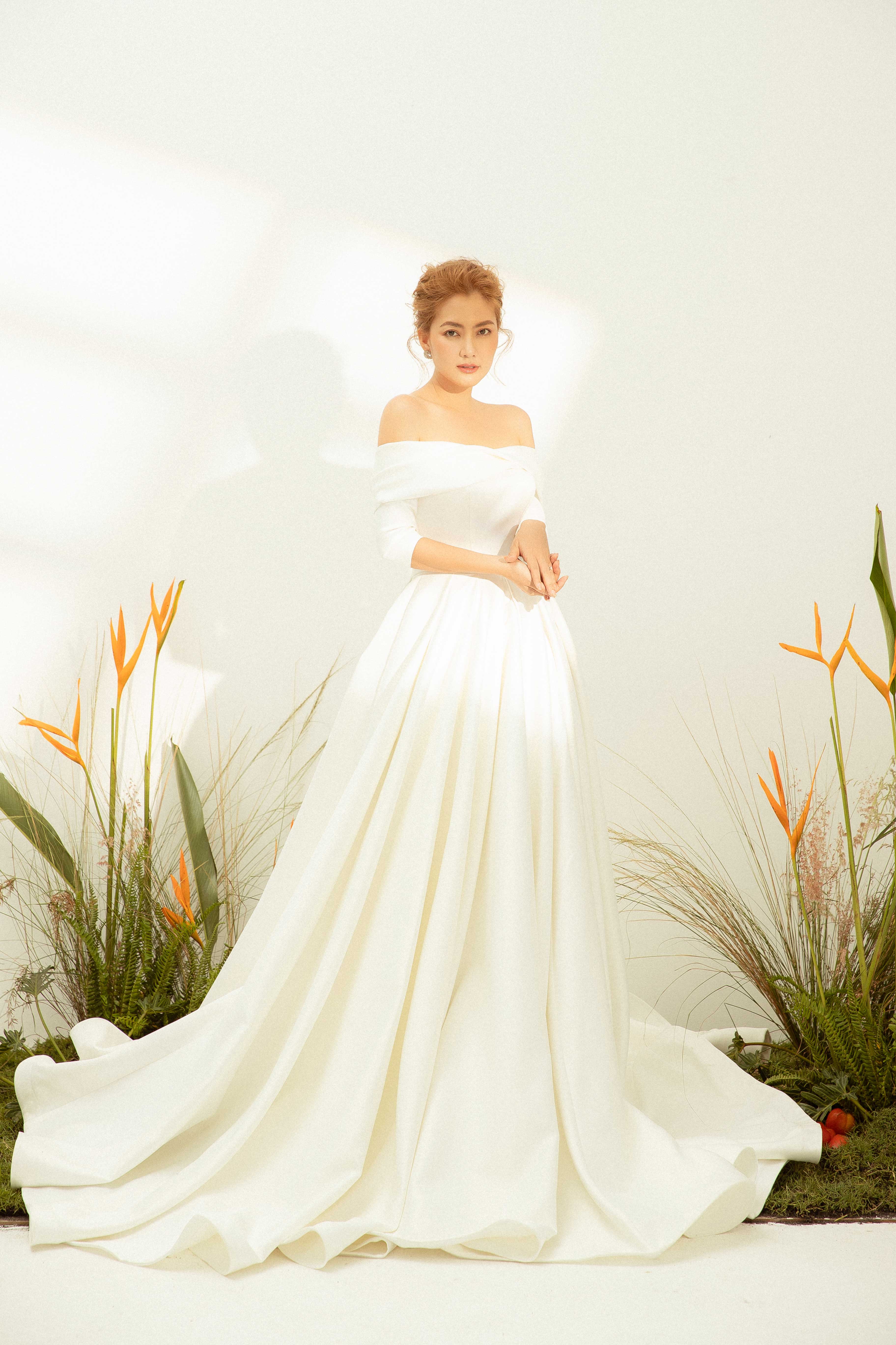 Váy cưới Elisa Bridal Couture trễ vai màu trắng