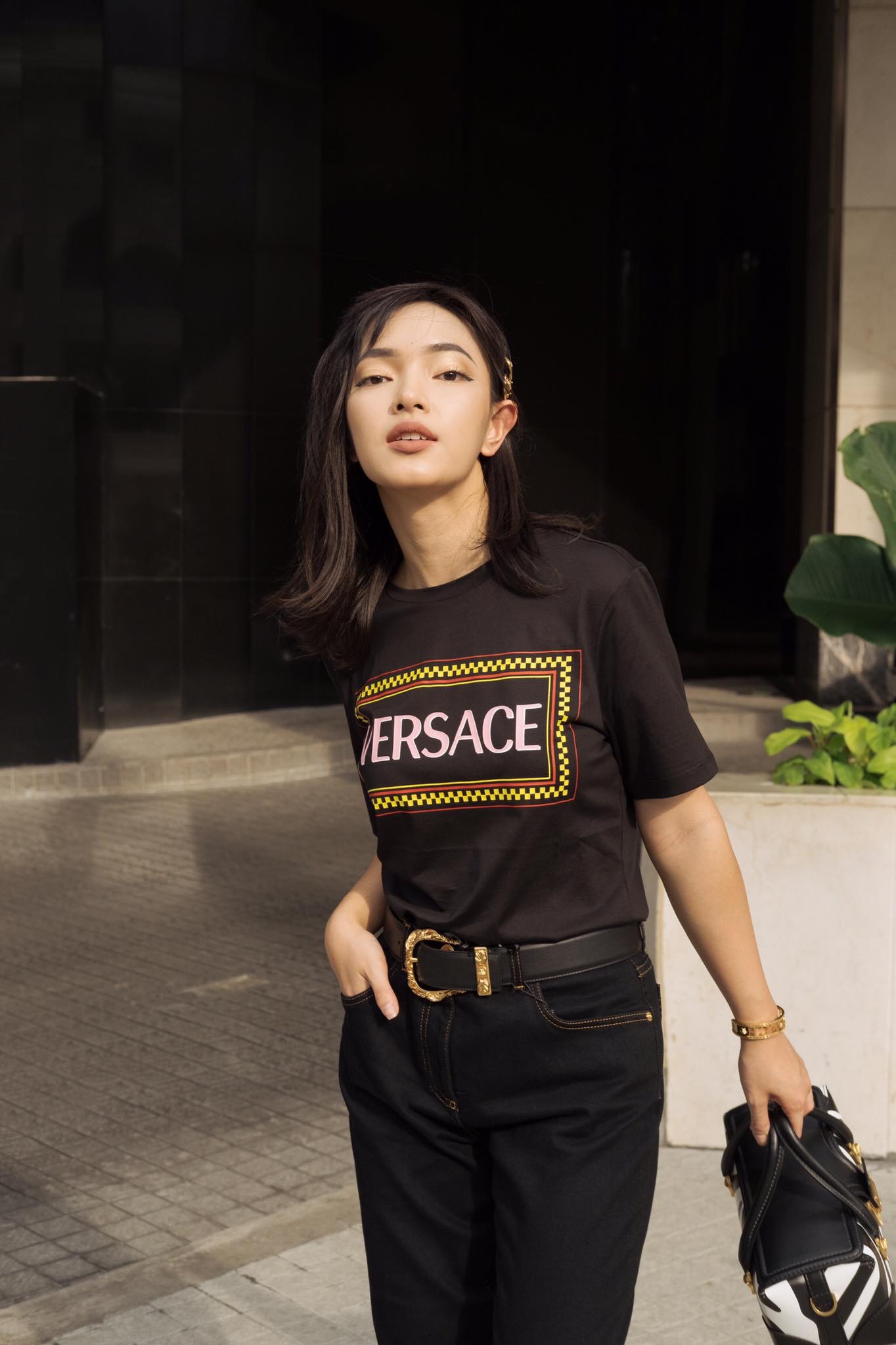 Châu Bùi mặc áo thun đen Versace