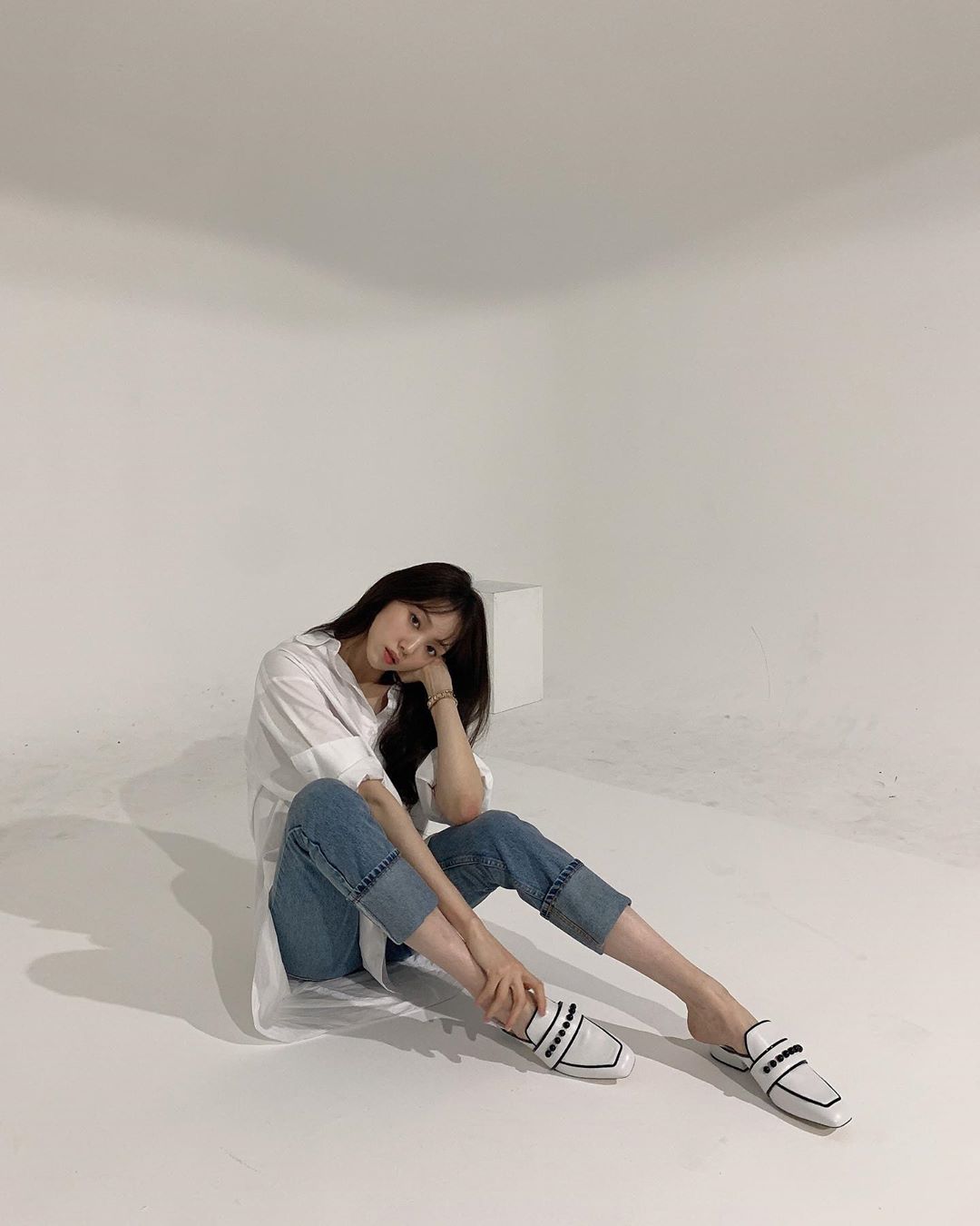 lee sung kyung mặc áo sơ mi quần keans mang giày lười màu trắng