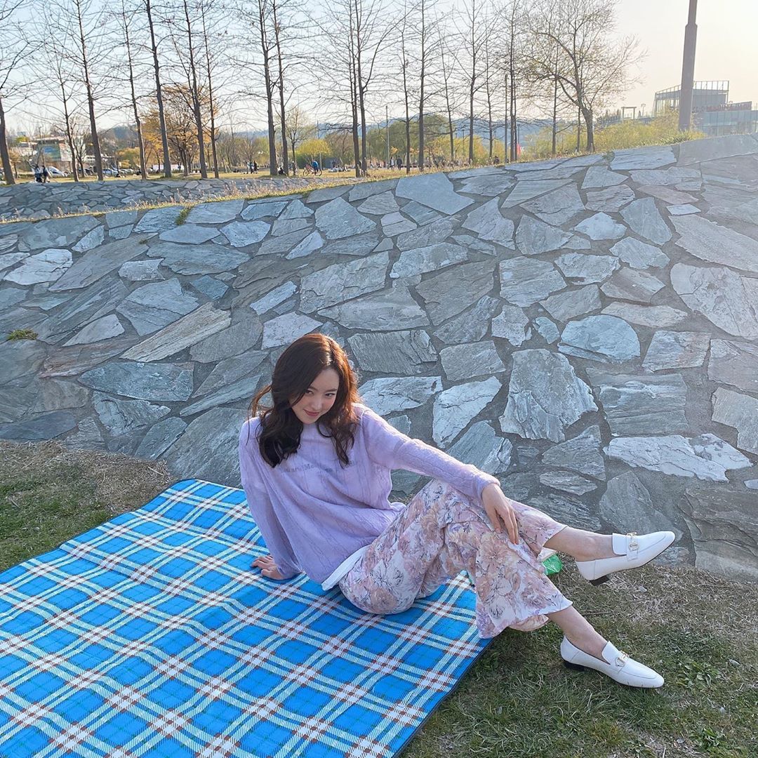 jin seyun mặc trang phục màu tím lilac mang giày lười màu trắng