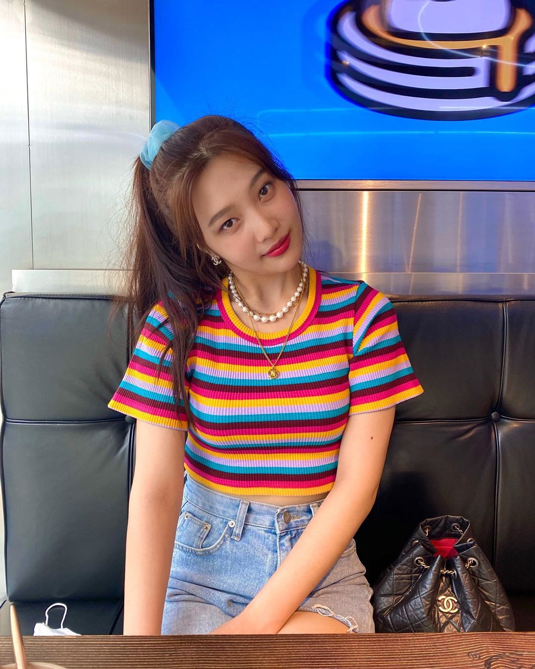 Joy mặc áo croptop sọc màu sắc
