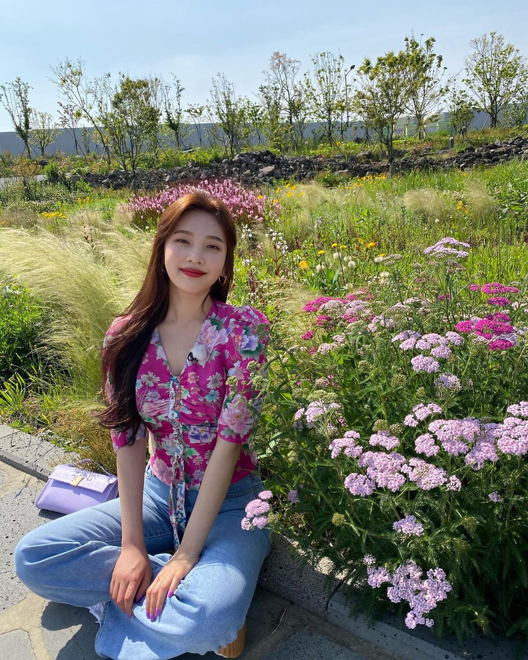 Joy mặc áo sơ mi voan hoa và quần jeans