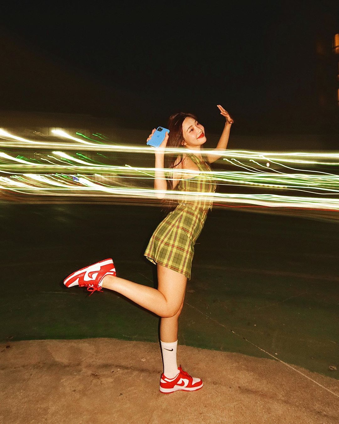Joy diện đầm kẻ ô, mang giày Nike màu đỏ