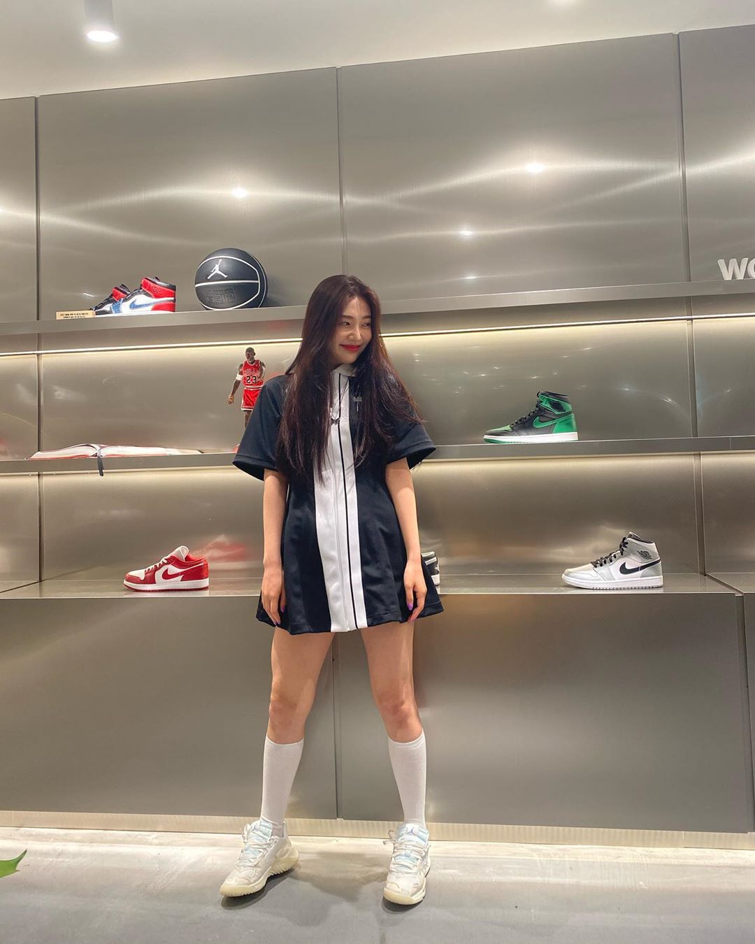 Joy mặc đầm chữ A trắng đen