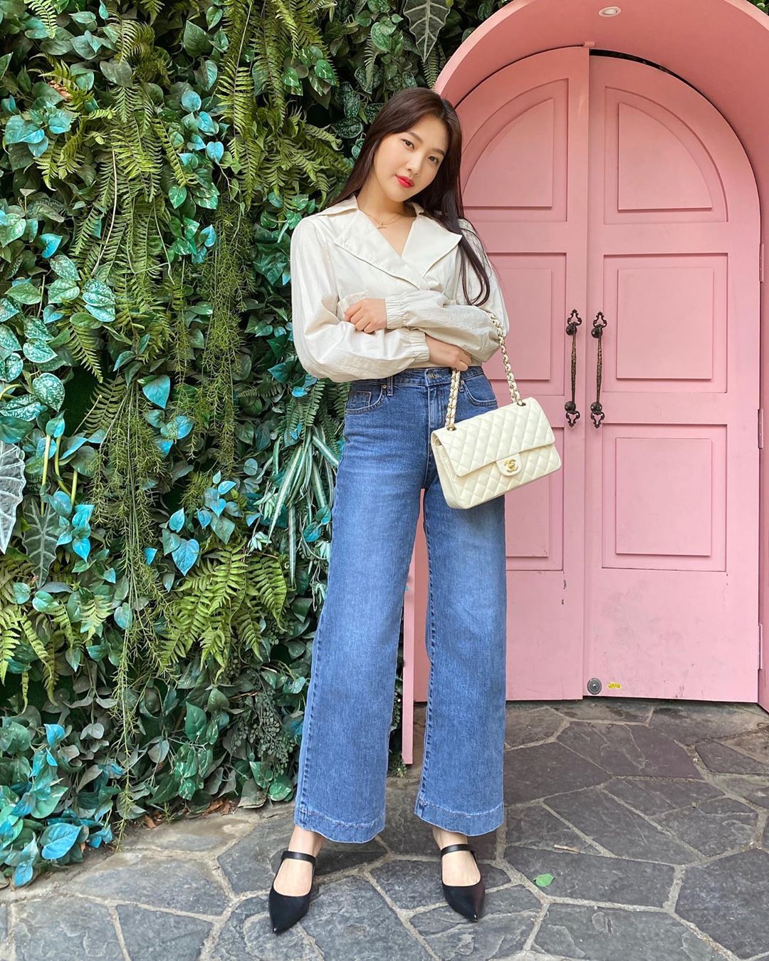 Joy mặc sơ mi trắng, quần jeans ống rộng, đeo túi Chanel
