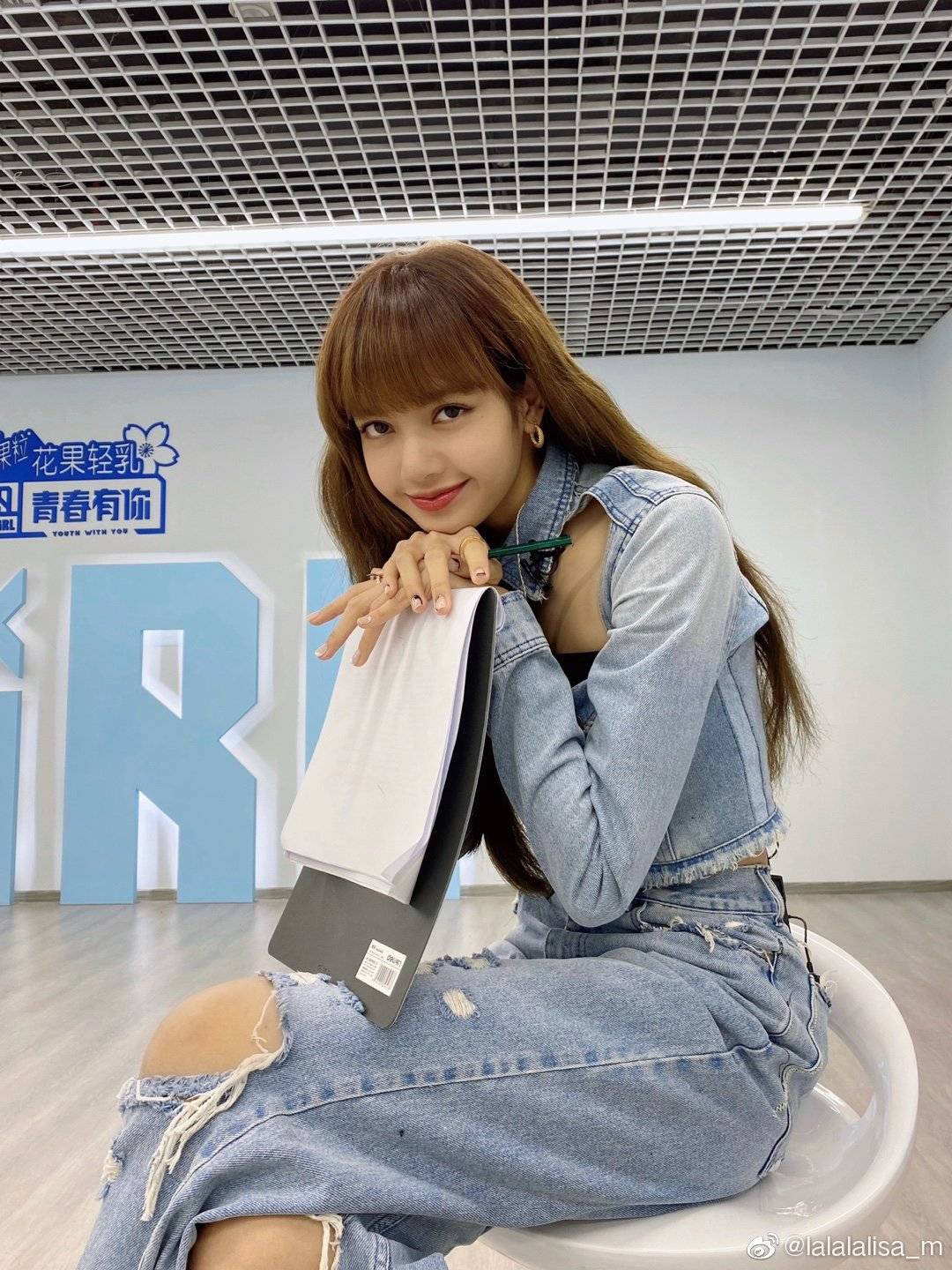 lisa blackpink mặc trang phục denim đeo hoa tai bulgari