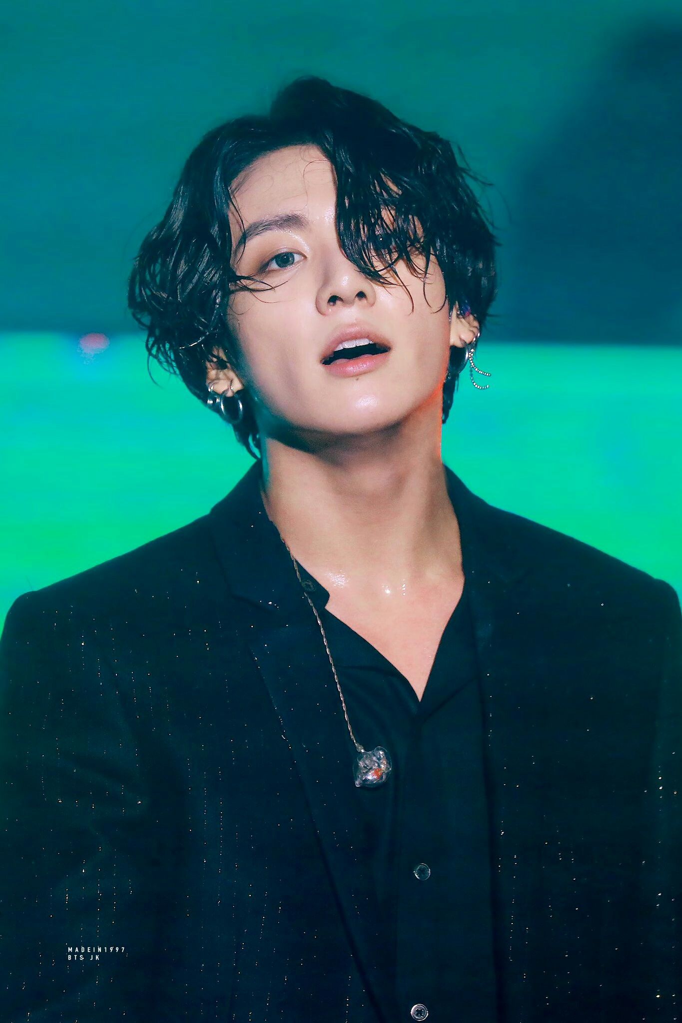 jungkook áo vest đen