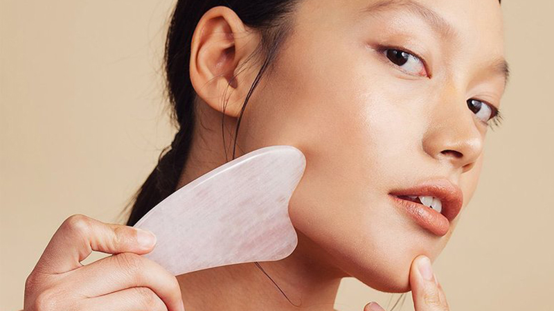 Massage Gua Sha - Phương pháp làm đẹp đem lại làn da mịn màng và săn chắc |  ELLE