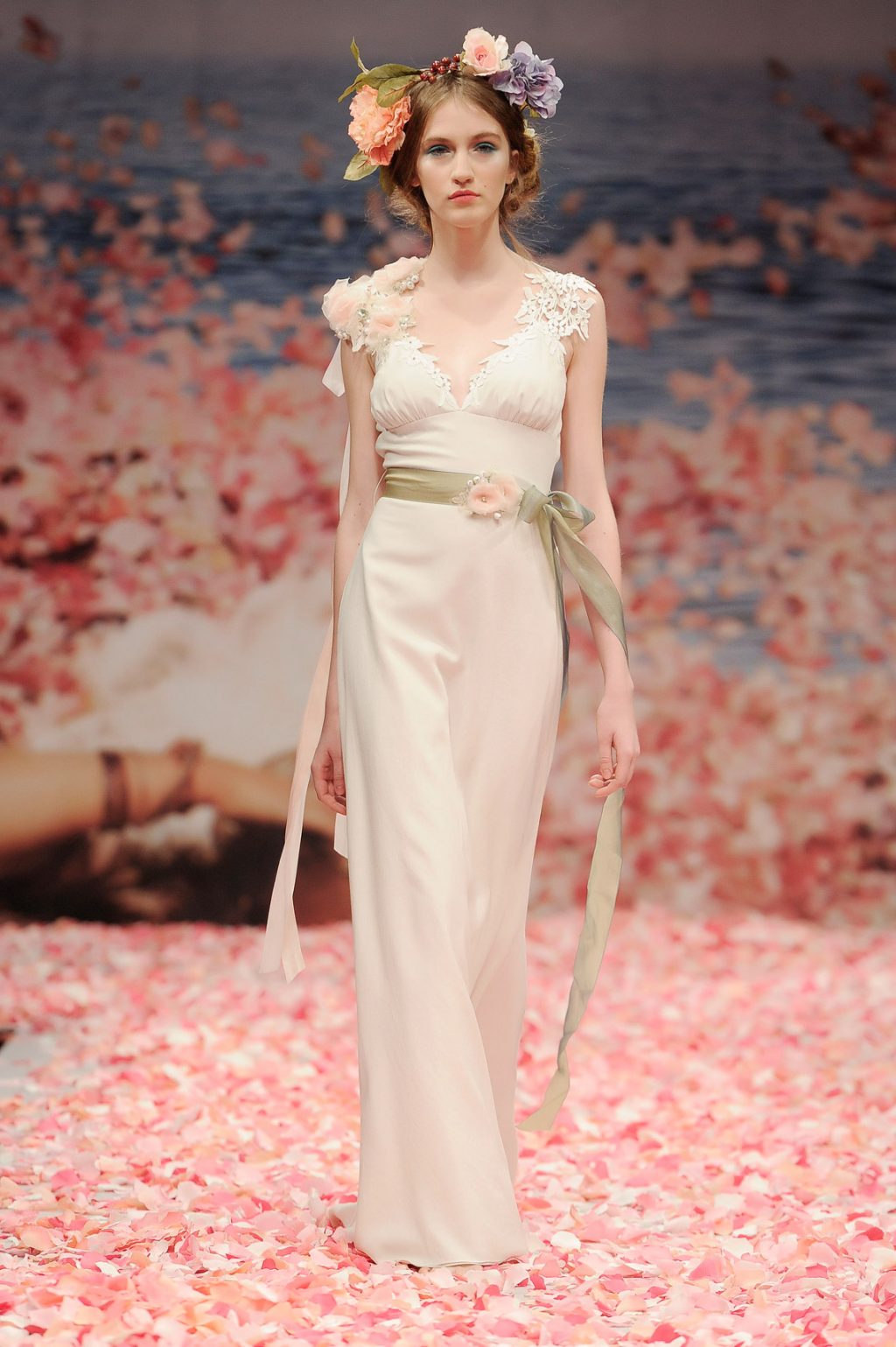 tóc búi cô dâu từ bst Claire Pettibone.