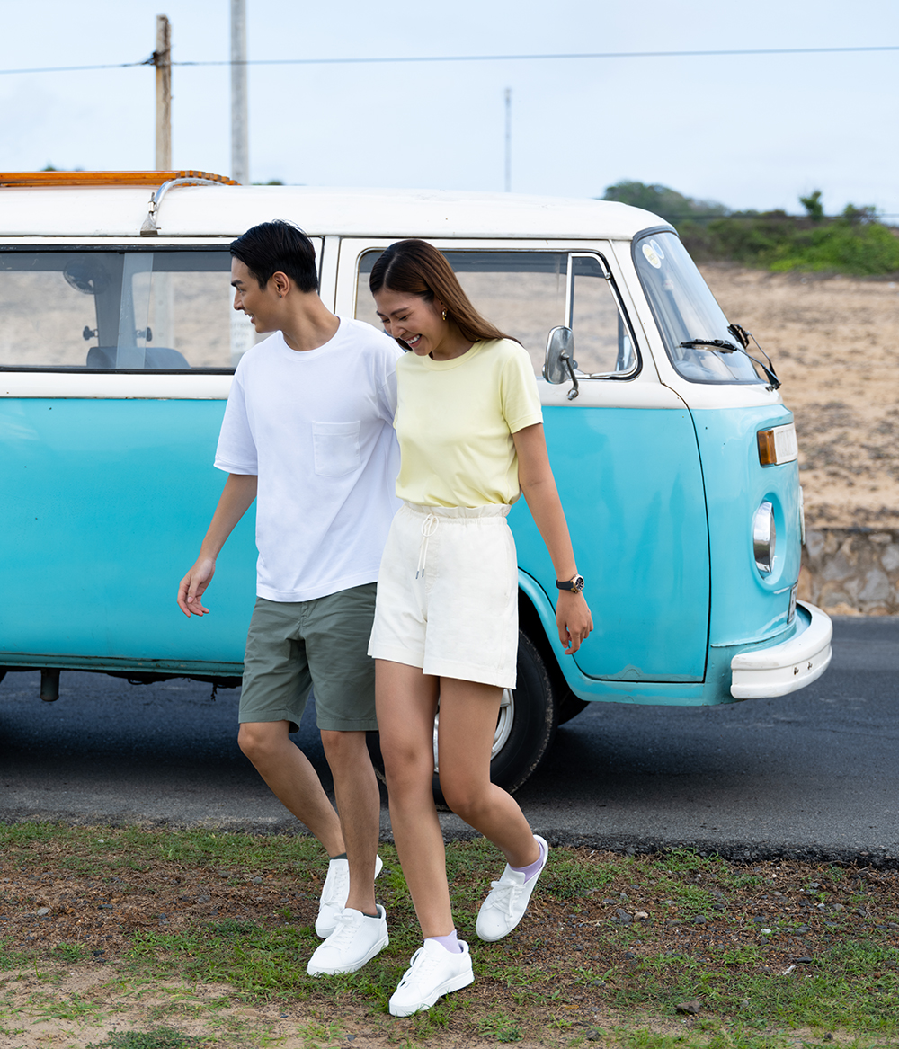 hai người mẫu mặc quần shorts thương hiệu uniqlo mùa hè