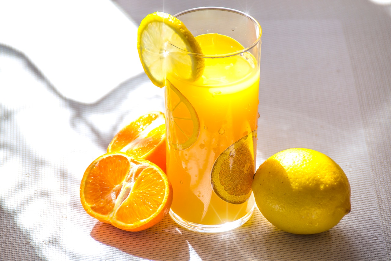 Vitamin C có trong nước cam và bưởi rất hữu hiệu trong việc hạn chế sự xâm nhập của vi khuẩn. đề kháng-trái cây