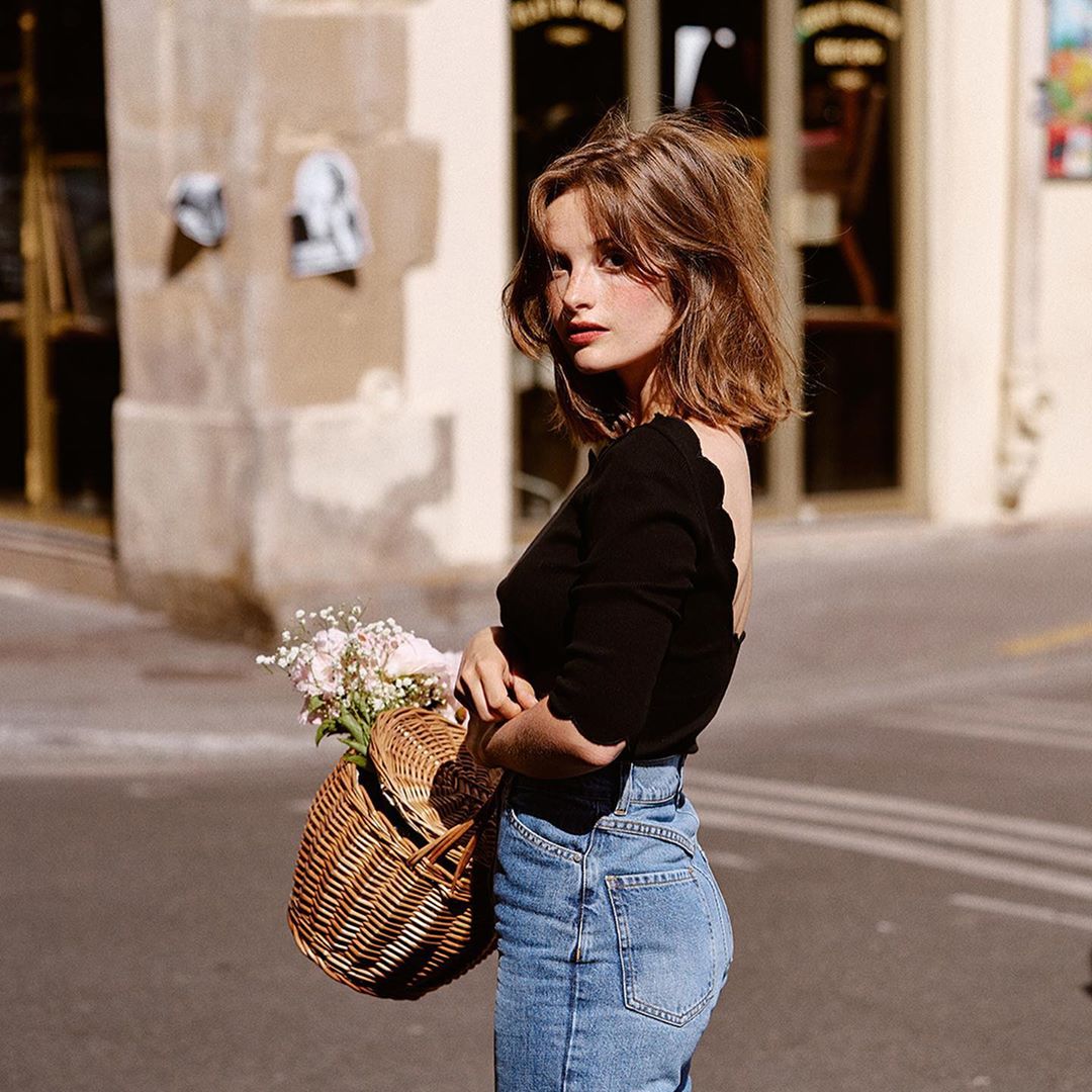 camile yolaine mặc áo hở lưng quần jeans phong cách parisian chic