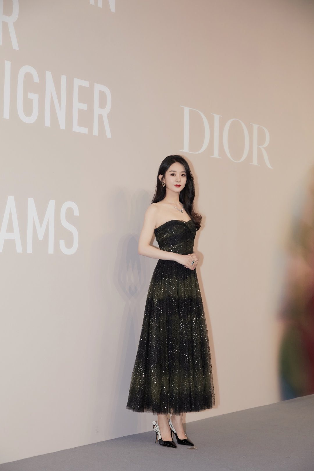 Triệu Lệ Dĩnh mặc đầm voan kim sa Dior màu đen