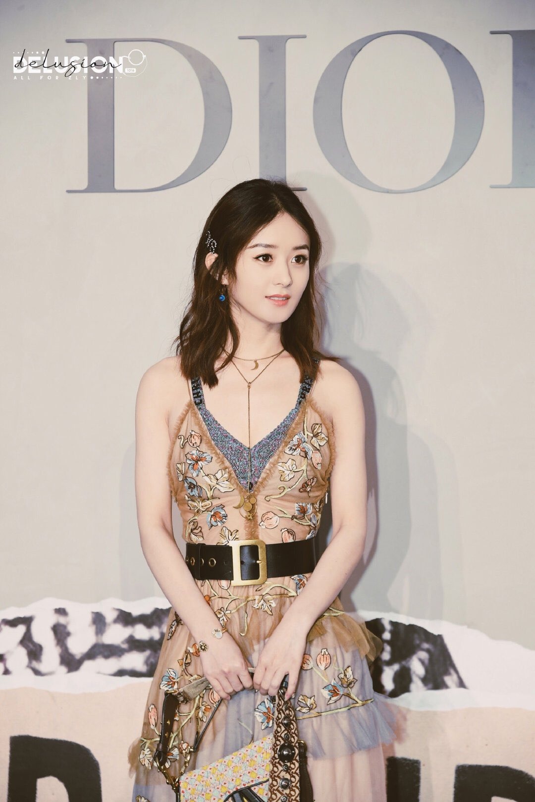 Triệu Lệ Dĩnh mặc đầm voan Dior thêu họa tiết