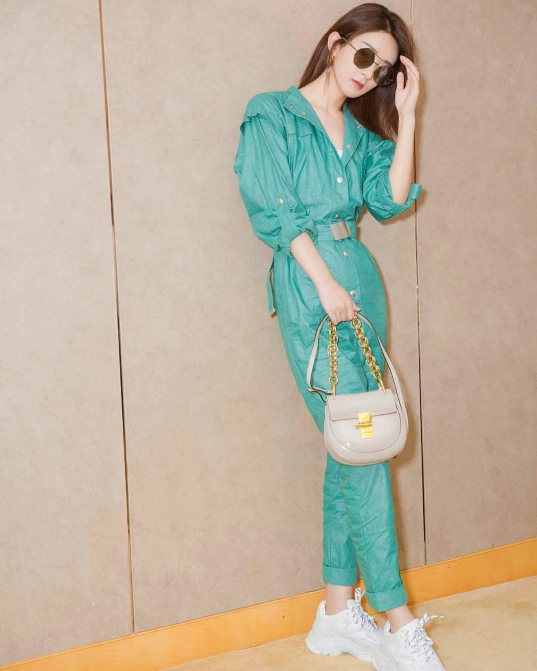 Triệu Lệ Dĩnh mặc jumpsuit màu xanh ngọc