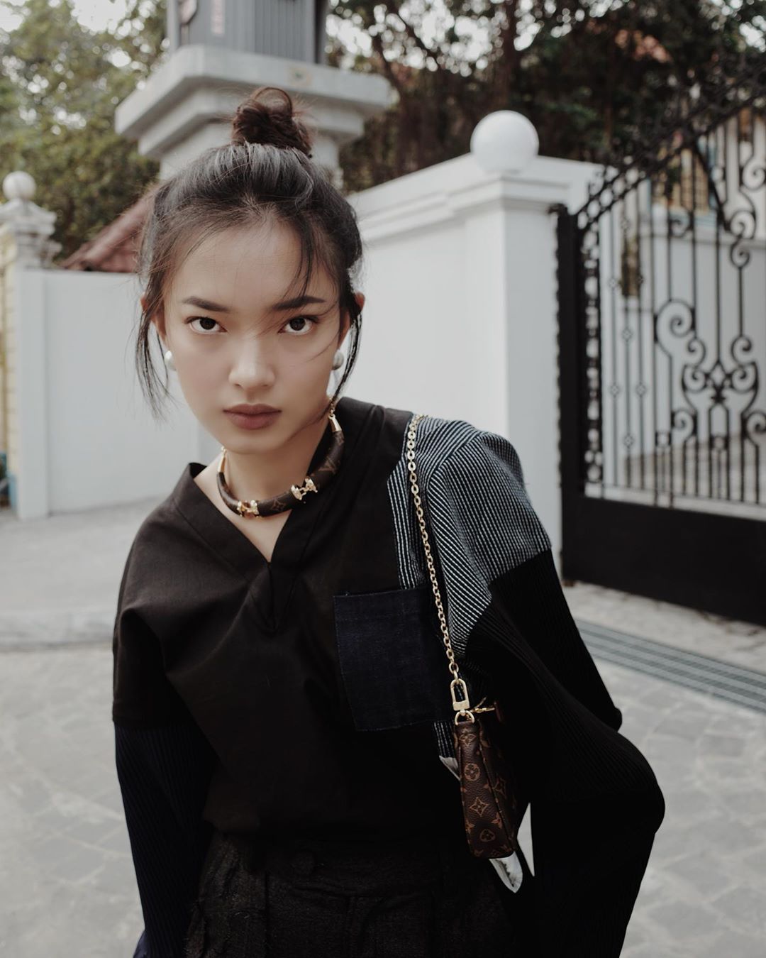 châu bùi đeo vòng cổ choker da statement bản tròn