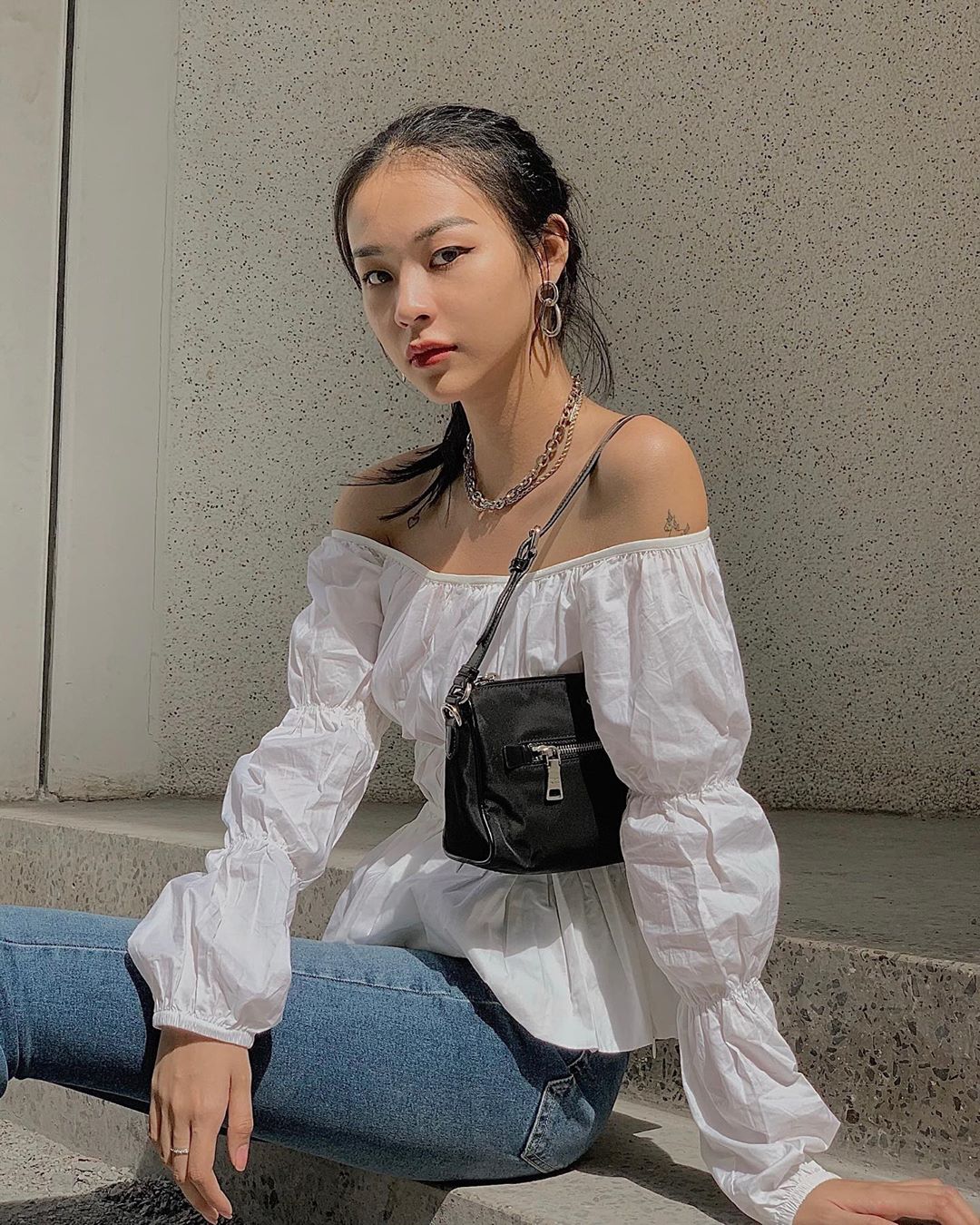 phí phương anh đeo vòng cổ choker dây xích kim loại phong cách tối giản