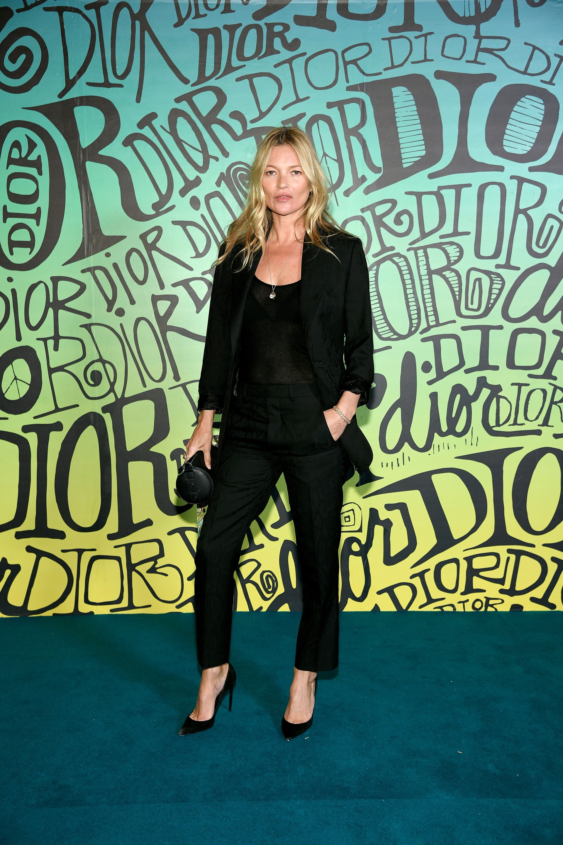 Câu nói hay - Kate Moss mặc âu phục đen tại sự kiện Dior Men