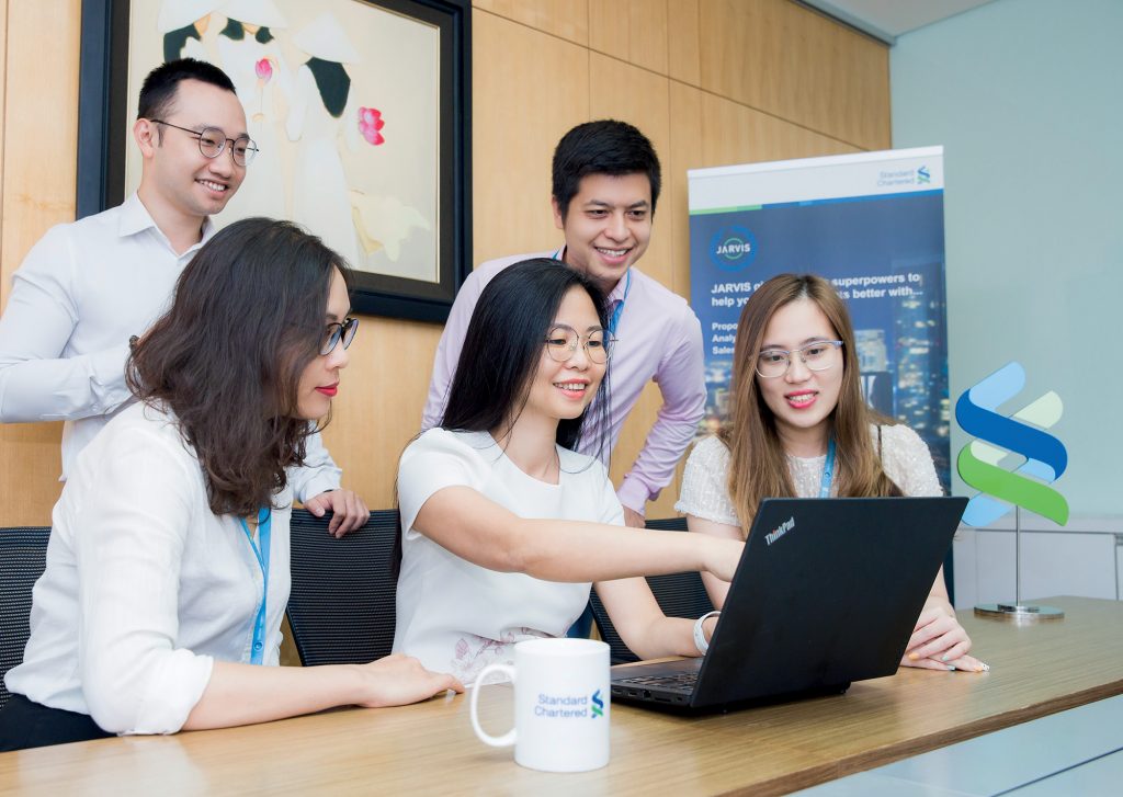 phụ nữ làm việc tại Standard Chartered