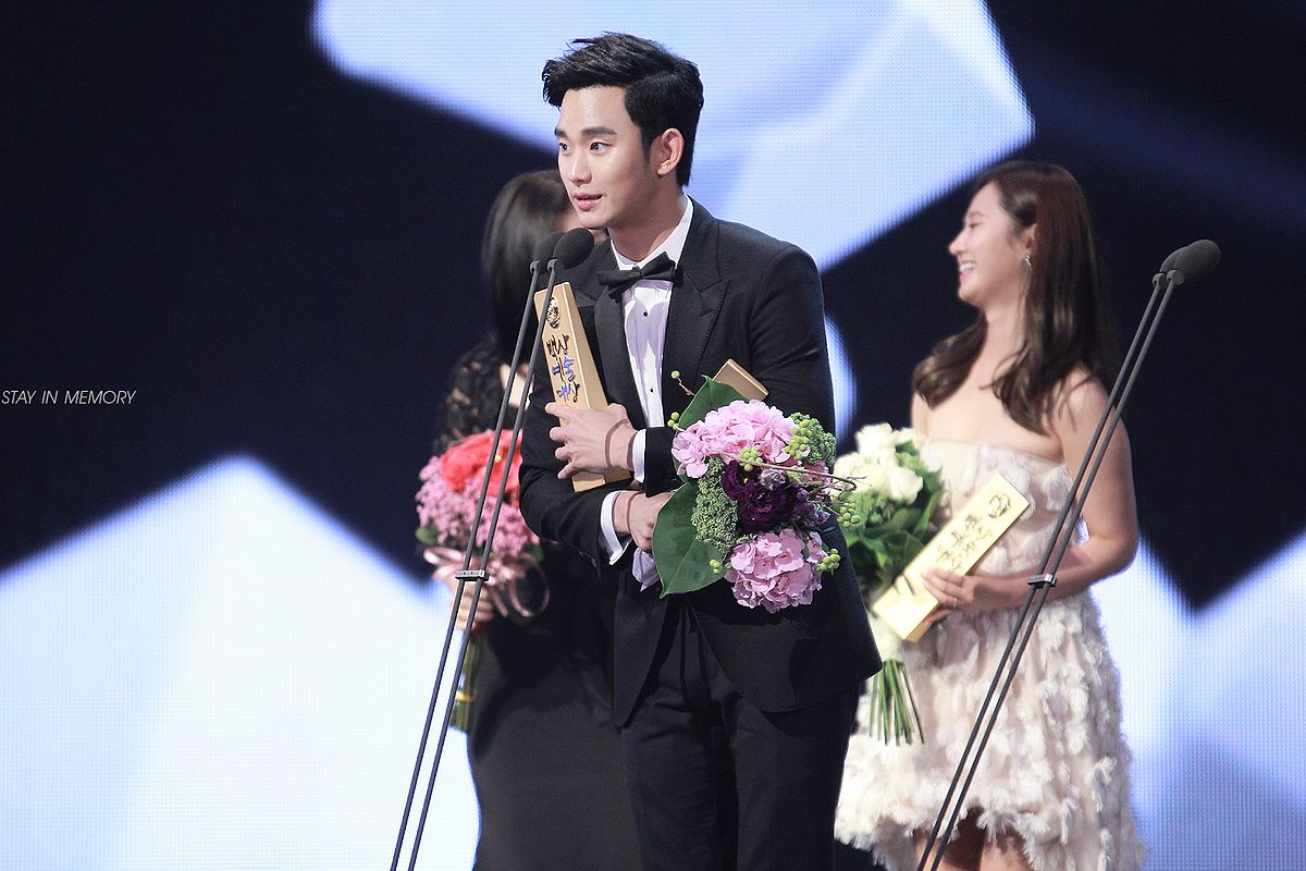 Kim Soo Hyun lễ trao giải Baeksang