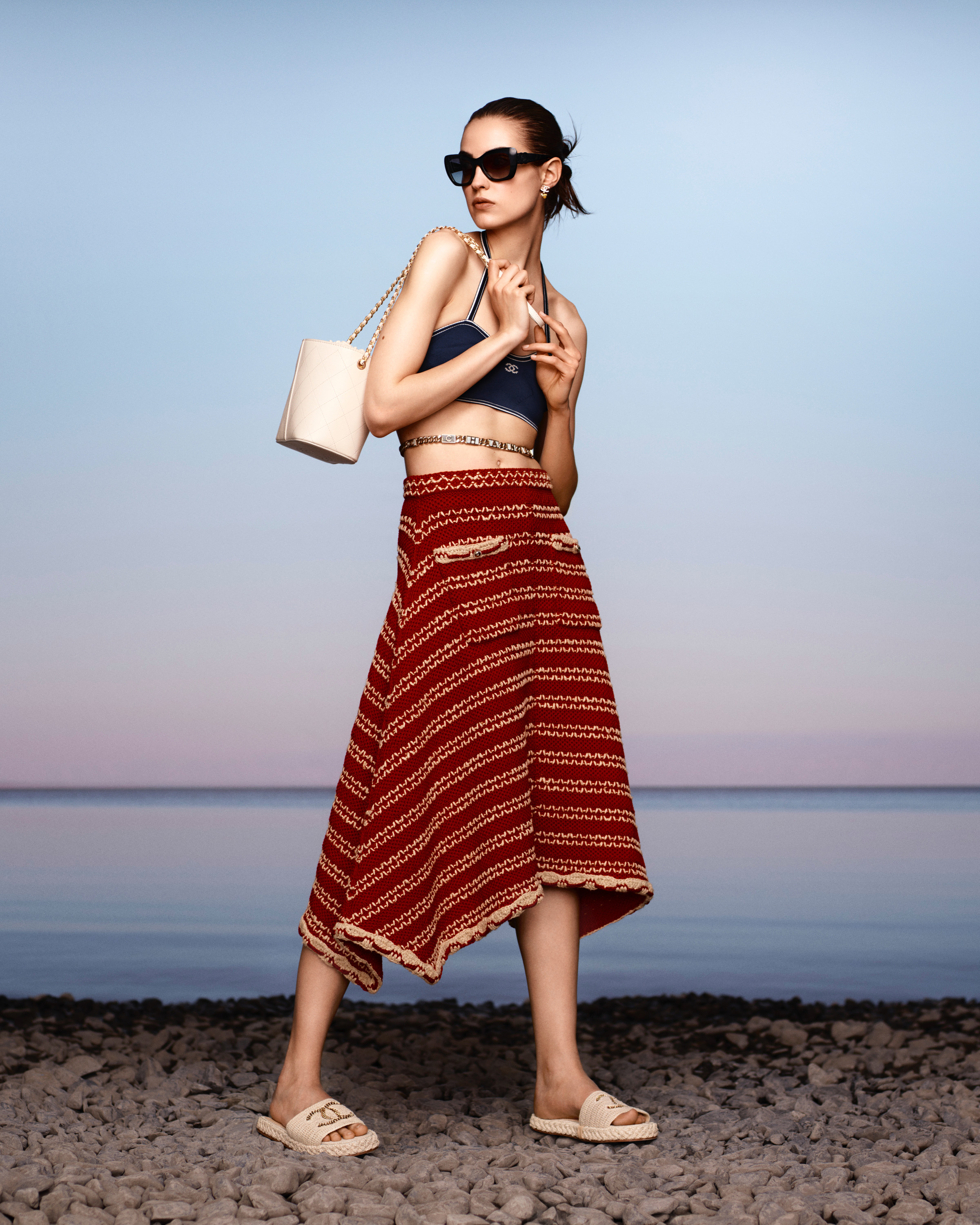 BST Chanel Cruise 2021 - Chân váy dài kẻ sọc màu đỏ