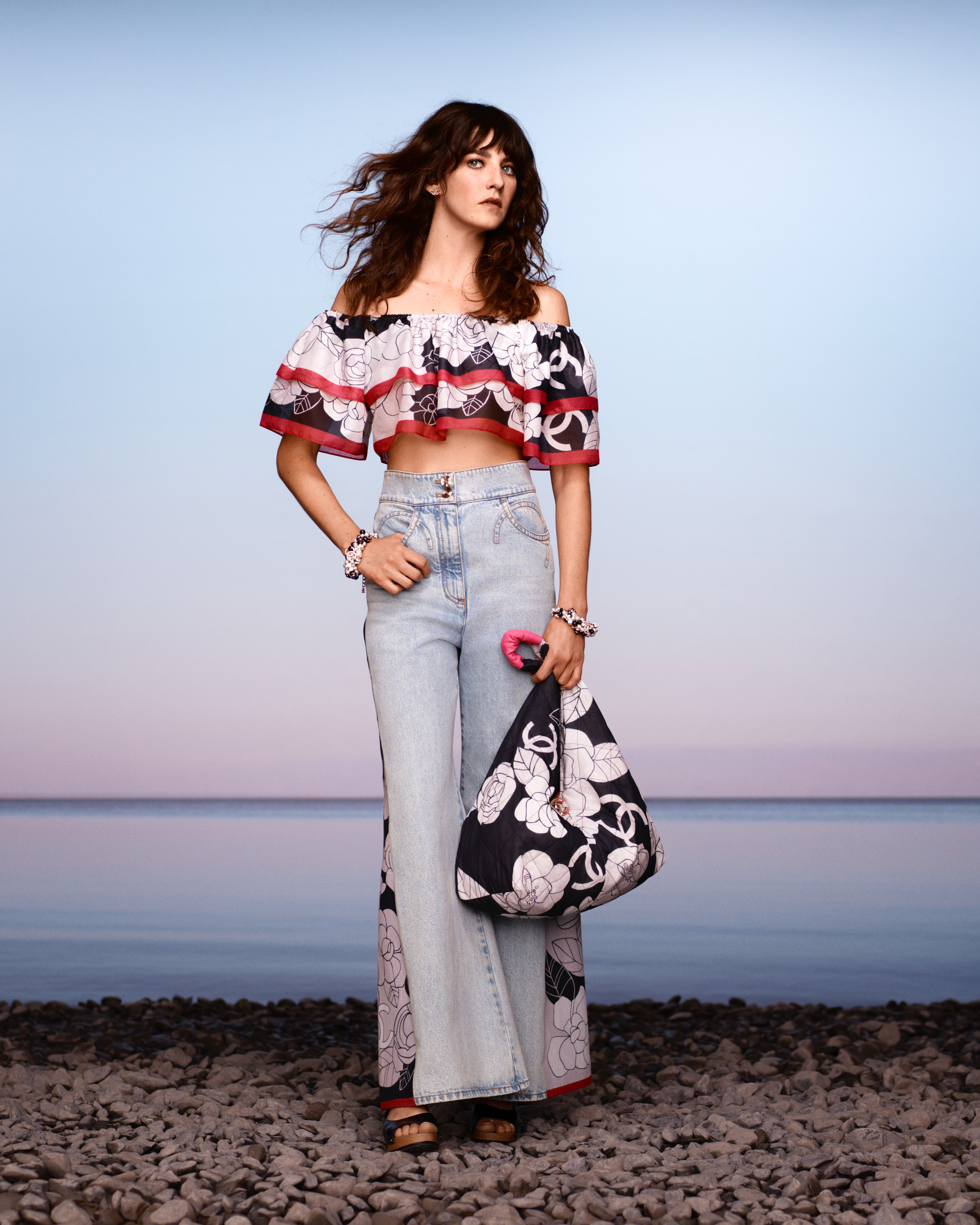 BST Chanel Cruise 2021 - Áo crop-top trễ vai xếp tầng và quần jeans ống loe 