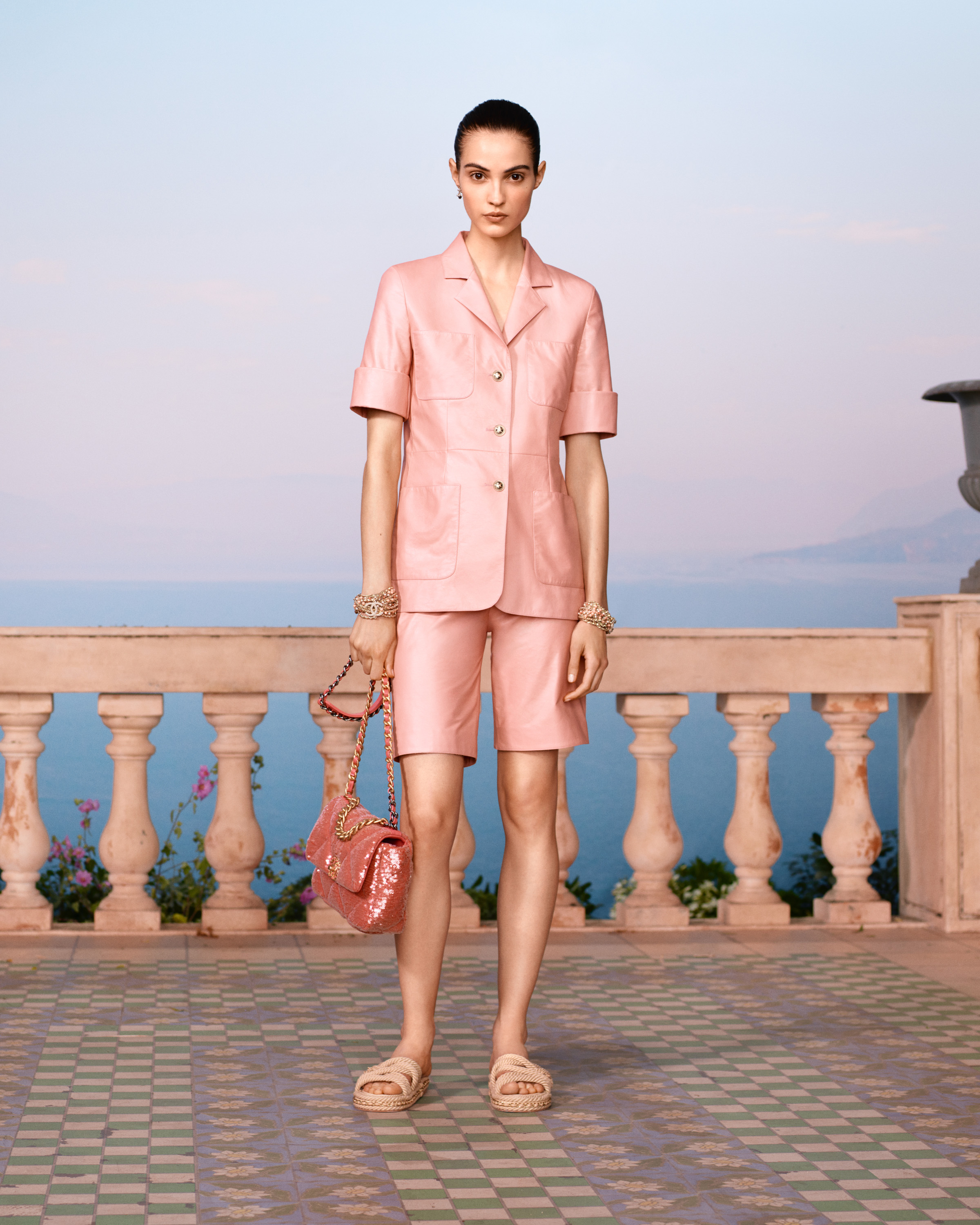 BST Chanel Cruise 2021 - Âu phục da ngắn màu hồng nhạt