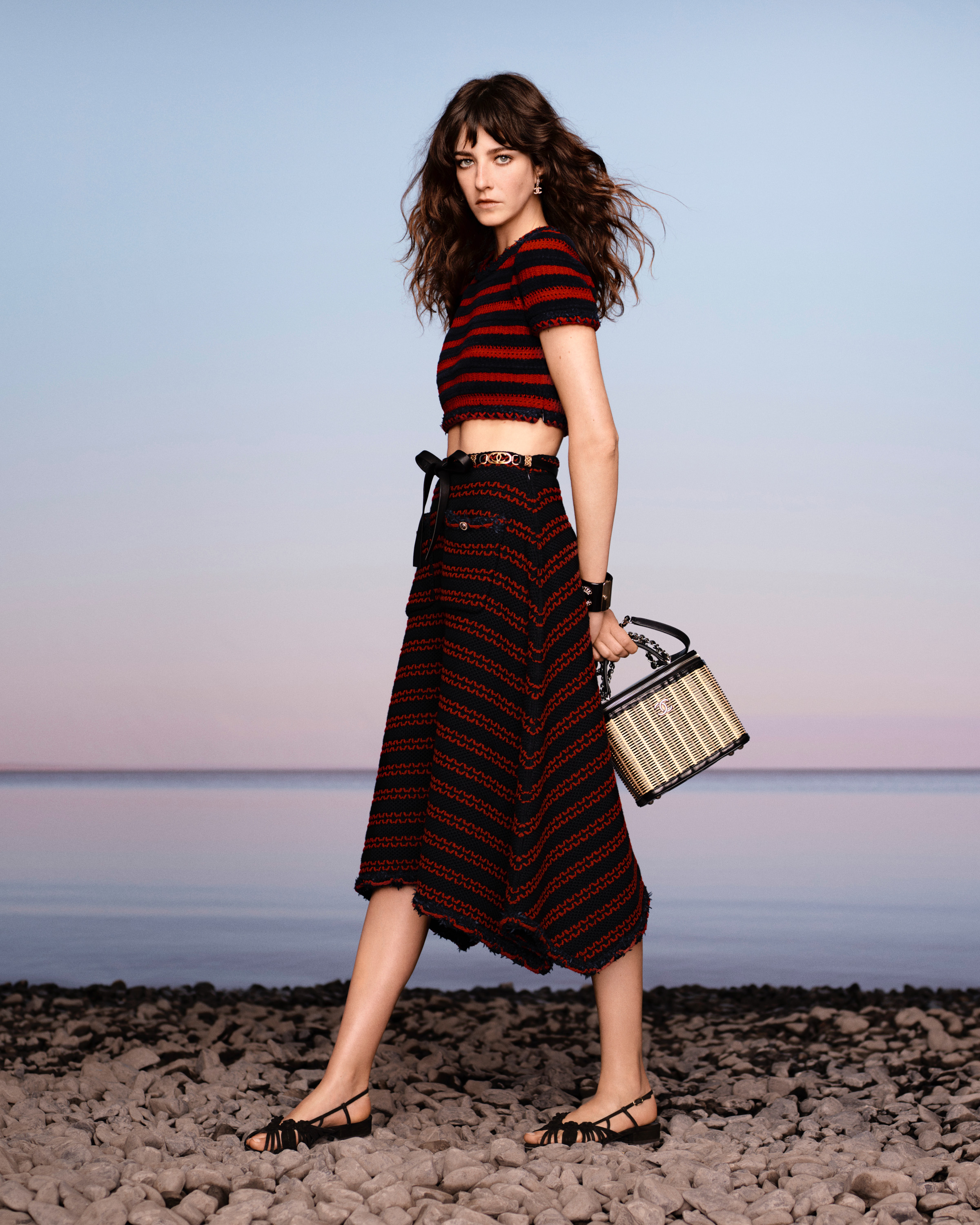 BST Chanel Cruise 2021 - Áo crop-top và chân váy kẻ sọc