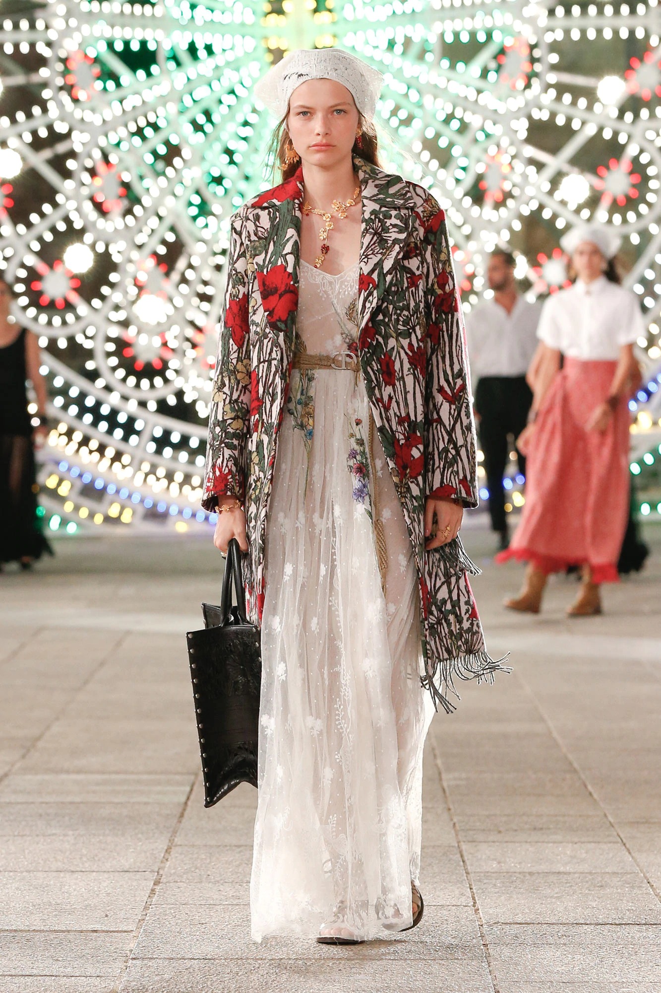 BST Dior Cruise 2021 - đầm voan trắng và áo khoác in hoa