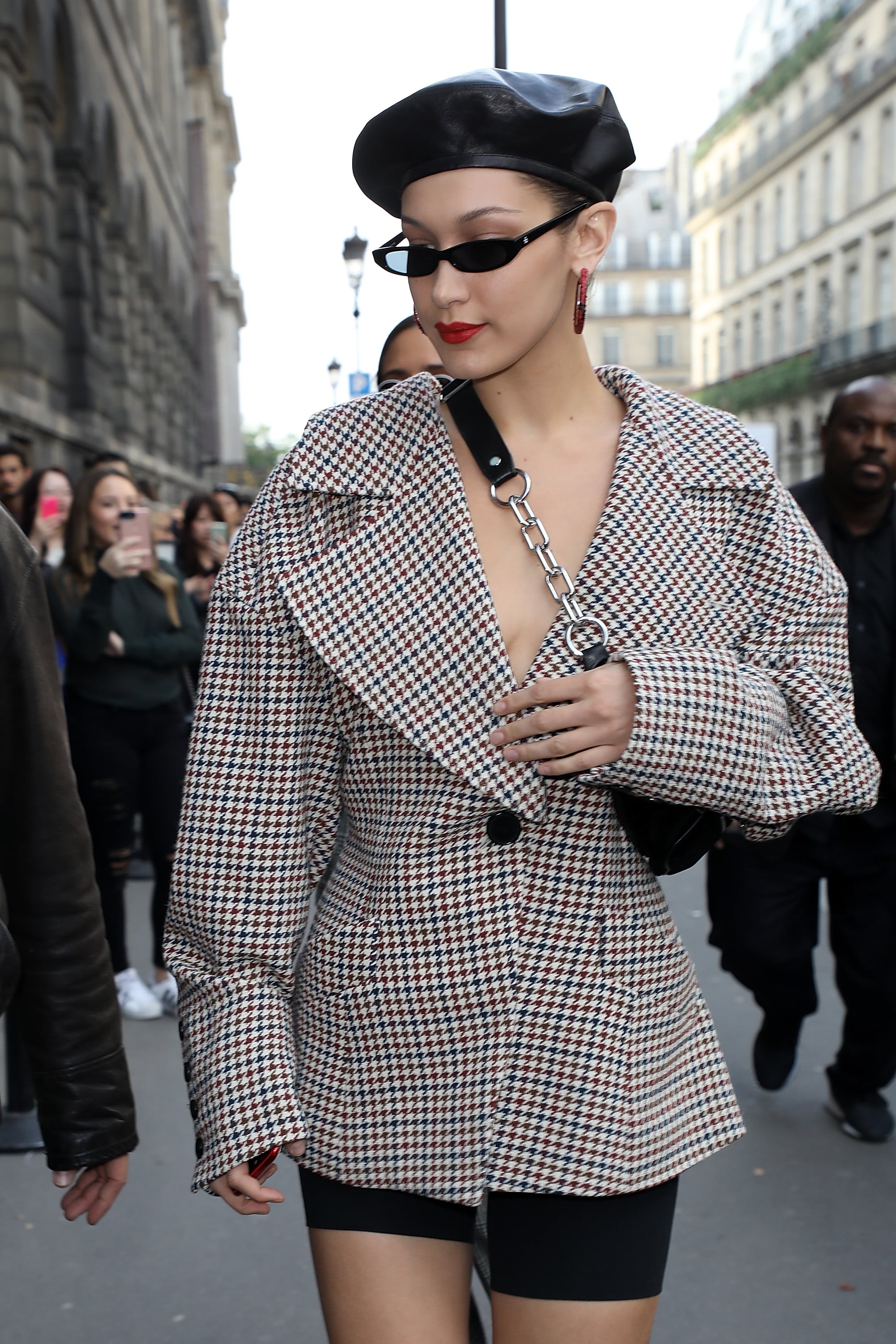 bella hadid mặc áo khoác họa tiết kẻ ô houndstooth paris