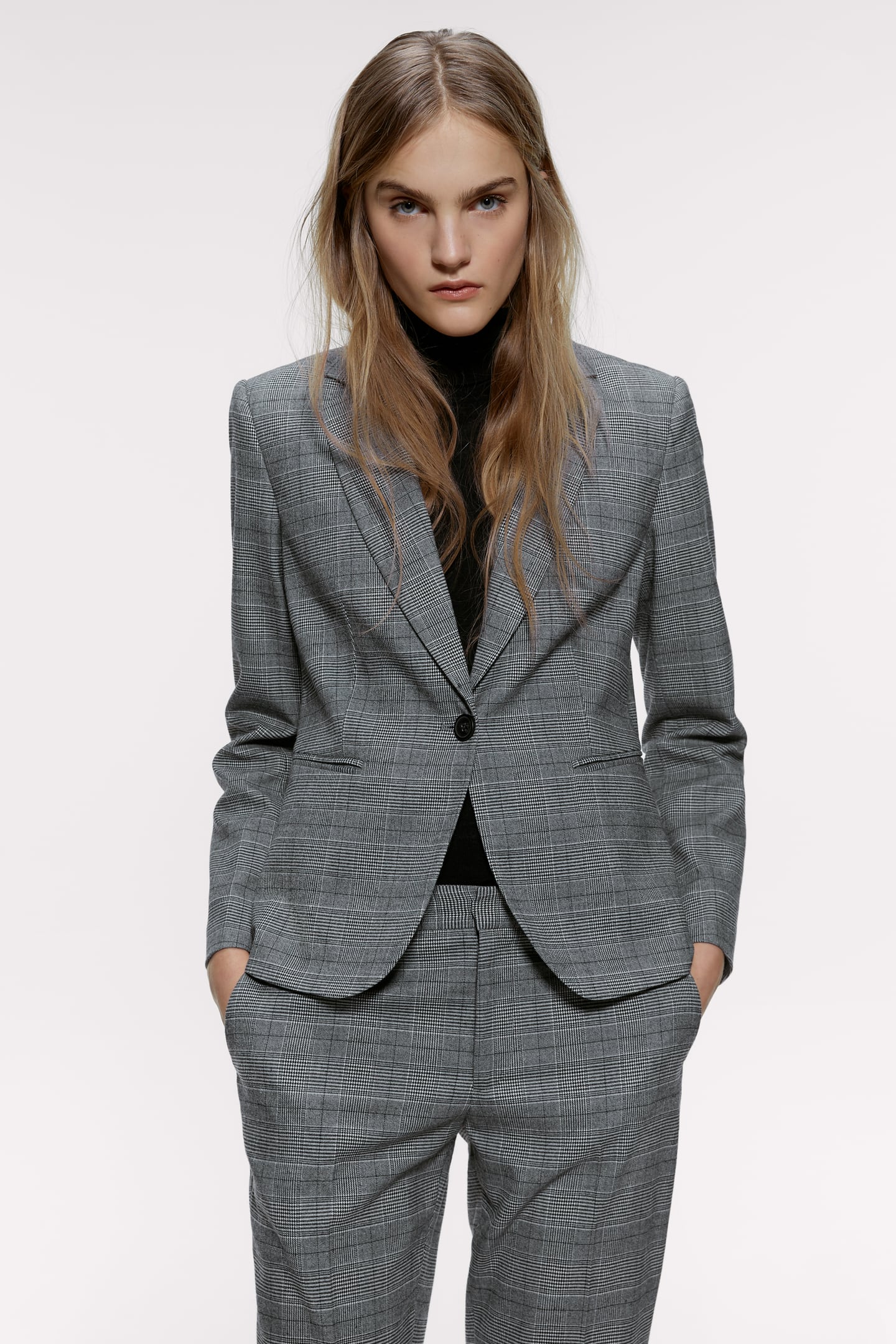 người mẫu zara mặc bộ suit kẻ ô glen trắng đen