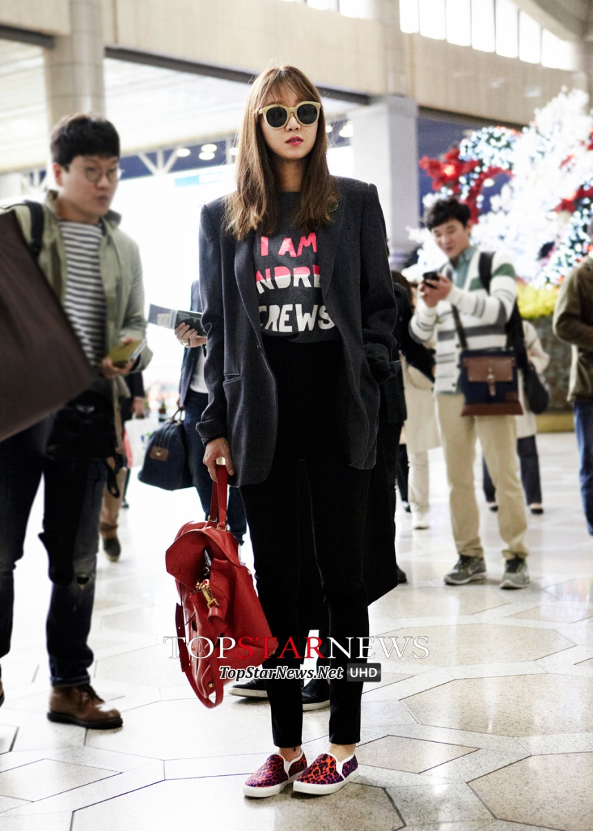 Gong Hyo Jin mặc blazer, áo thun, quần đen