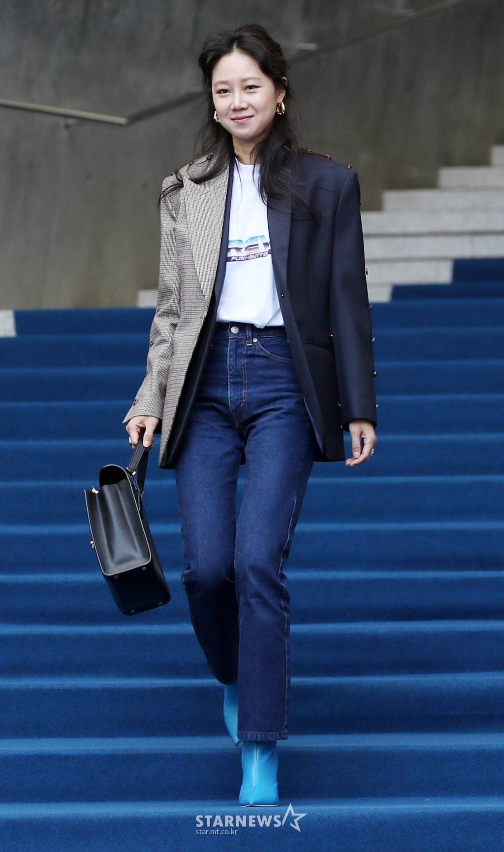 Gong Hyo Jin mặc áo thun, blazer và skinny jeans