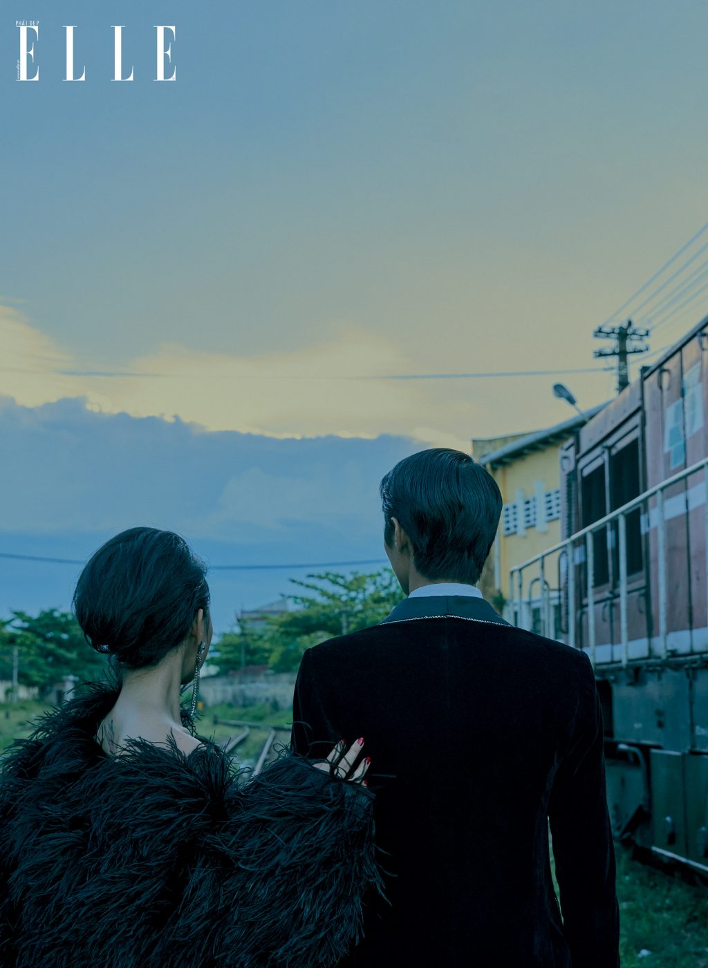 bộ ảnh thời trang bên ngoài đoàn tàu