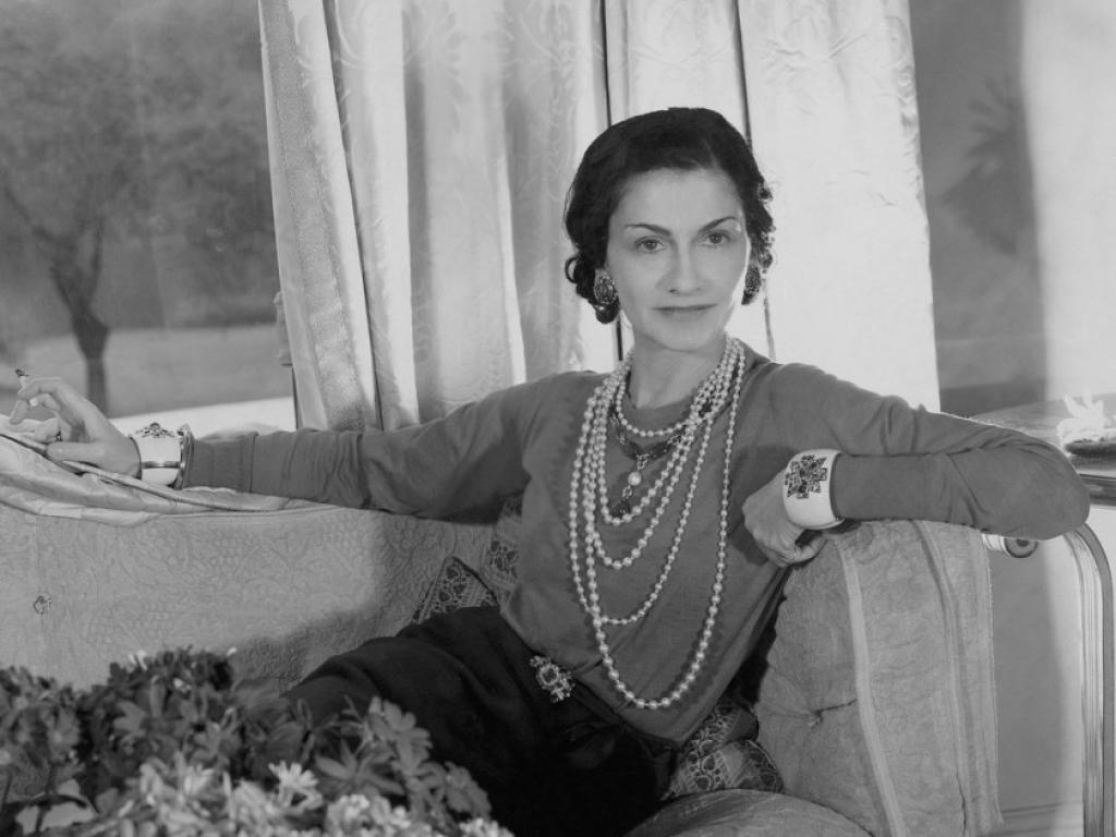 Coco Chanel đeo dây chuyền ngọc trai nhiều lớp