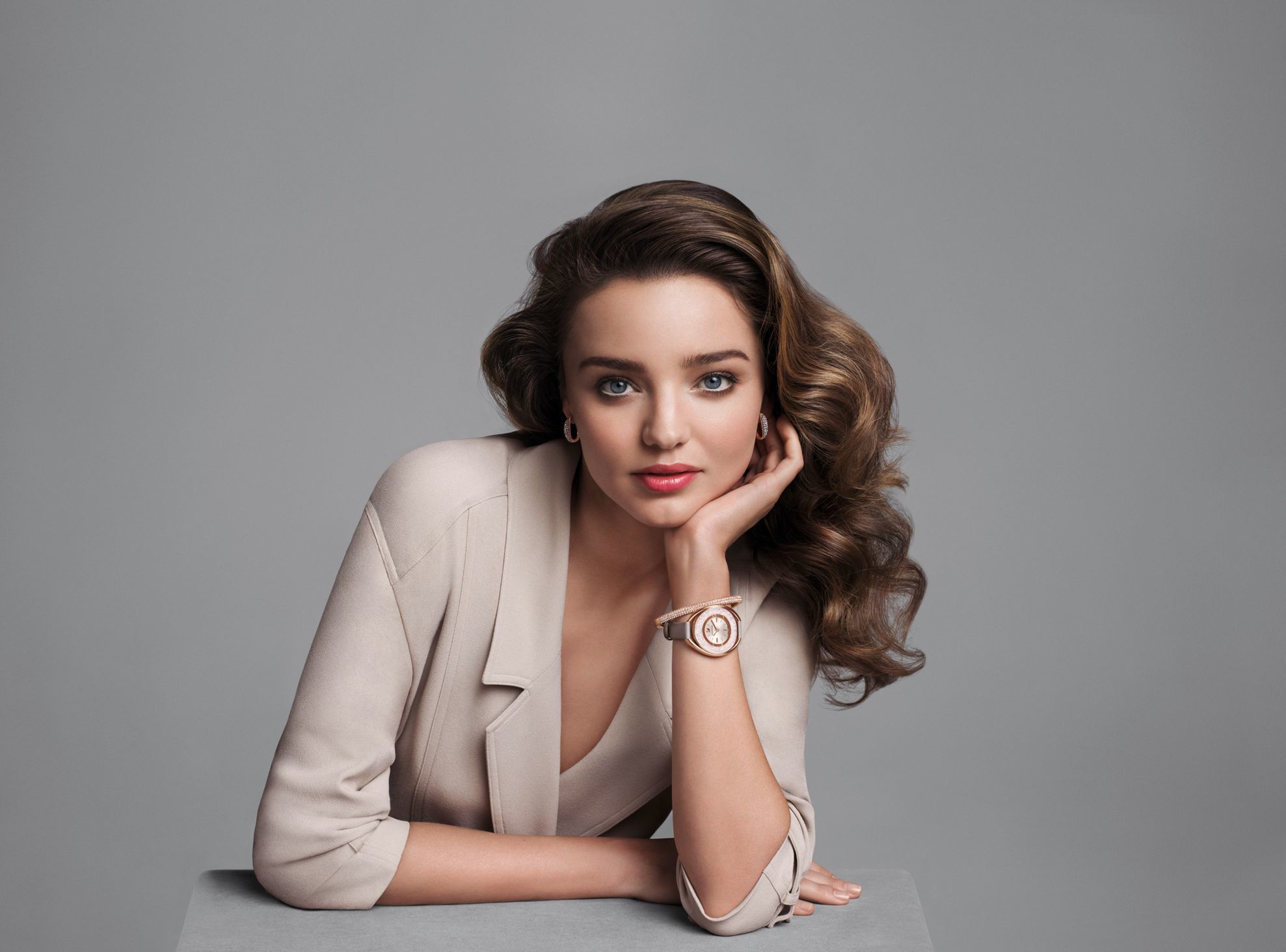 Những câu nói hay - Miranda Kerr mặc blazer đeo đồng hồ Swarovski