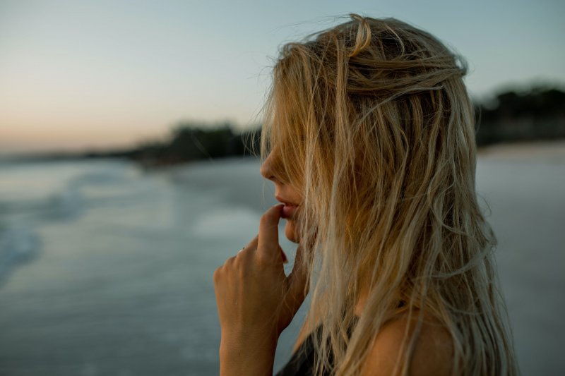 tự ti - cô gái tóc vàng nhìn ra biển